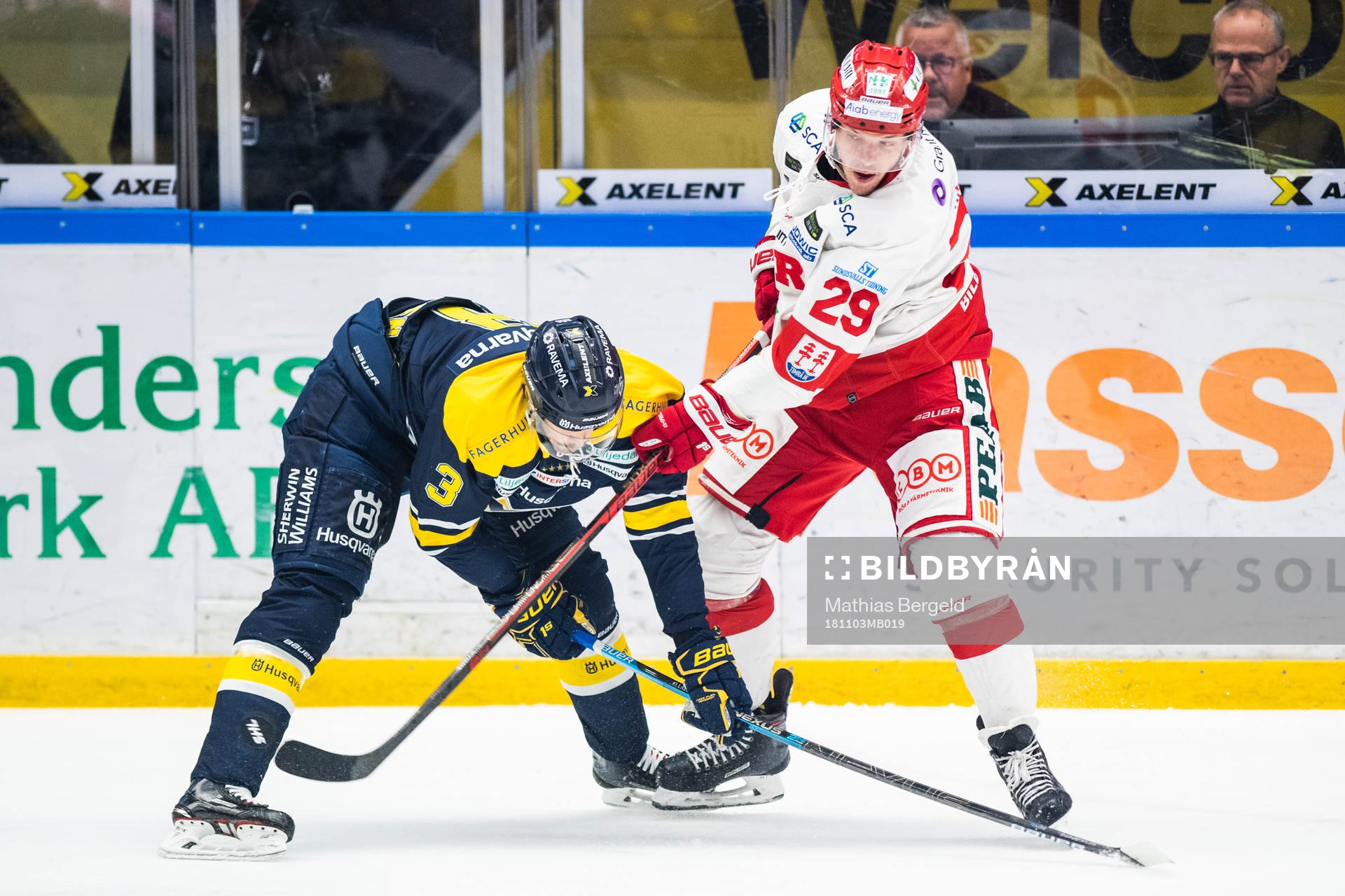 s Markus Lauridsen och Timrås Morten Madsen i närkamp