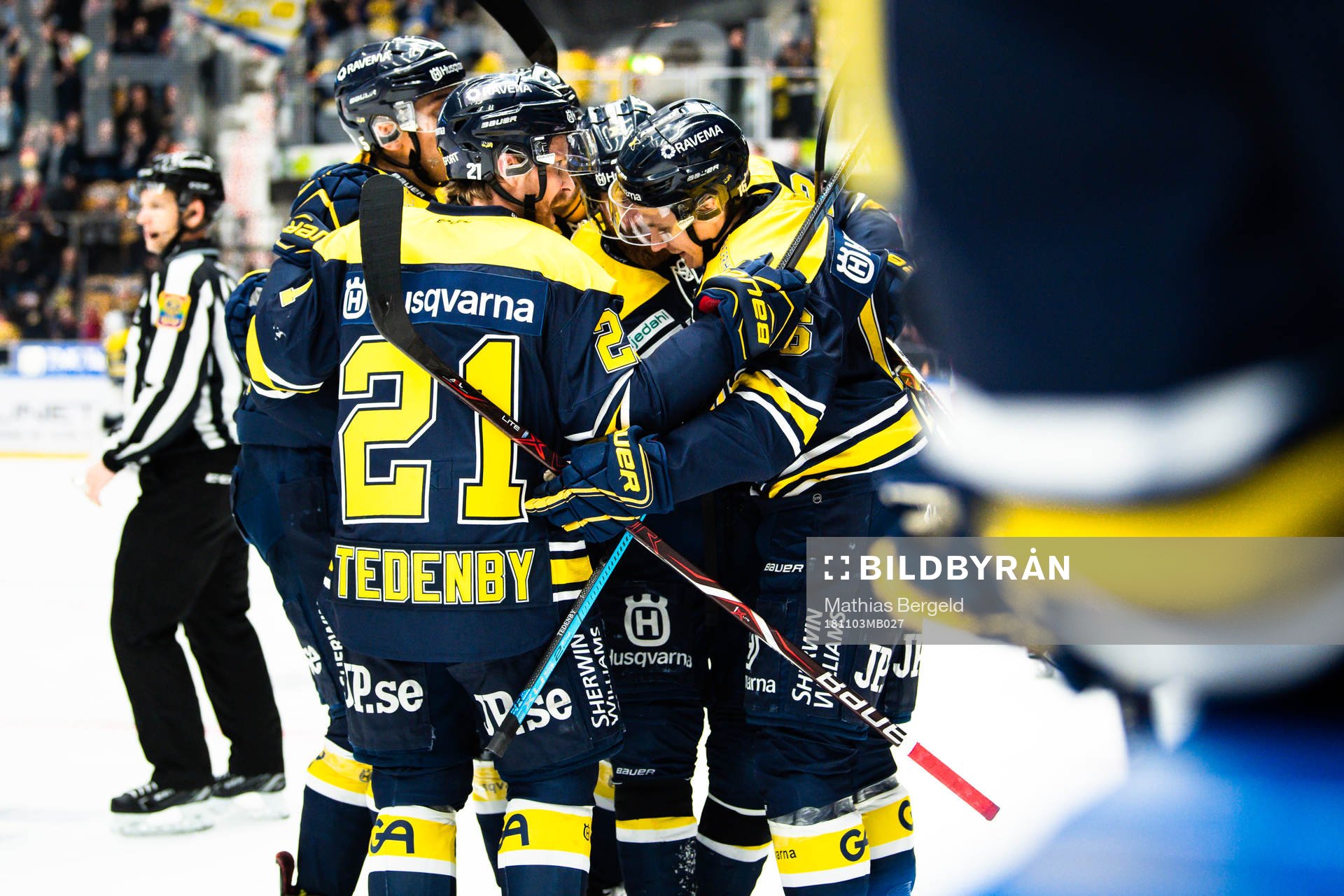 s Markus Ljungh jublar med lagkamrater