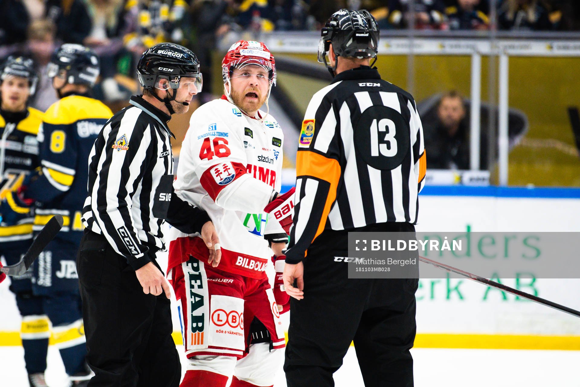 Timrås Janne Jalasvaara regerar mot domaren uefter att han
