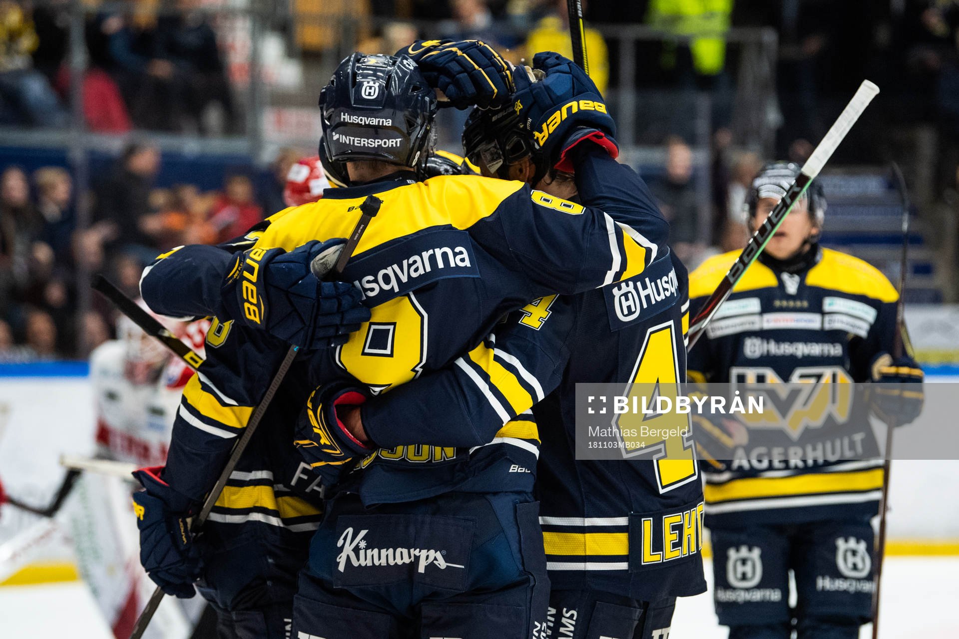 s Nils Andersson jublar med lagkamrater