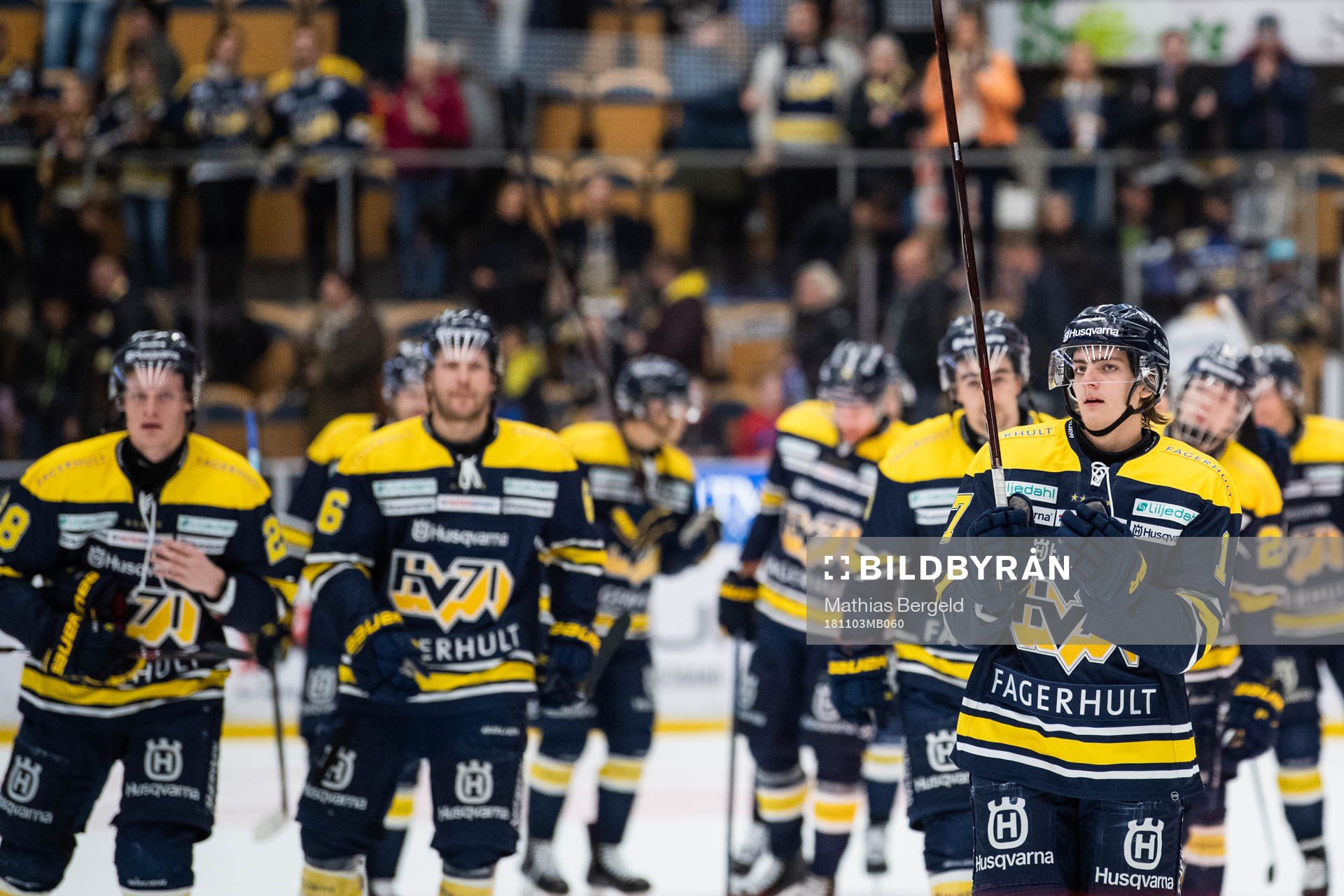 s Isac Brännström och lagkamrater jublar och tackar