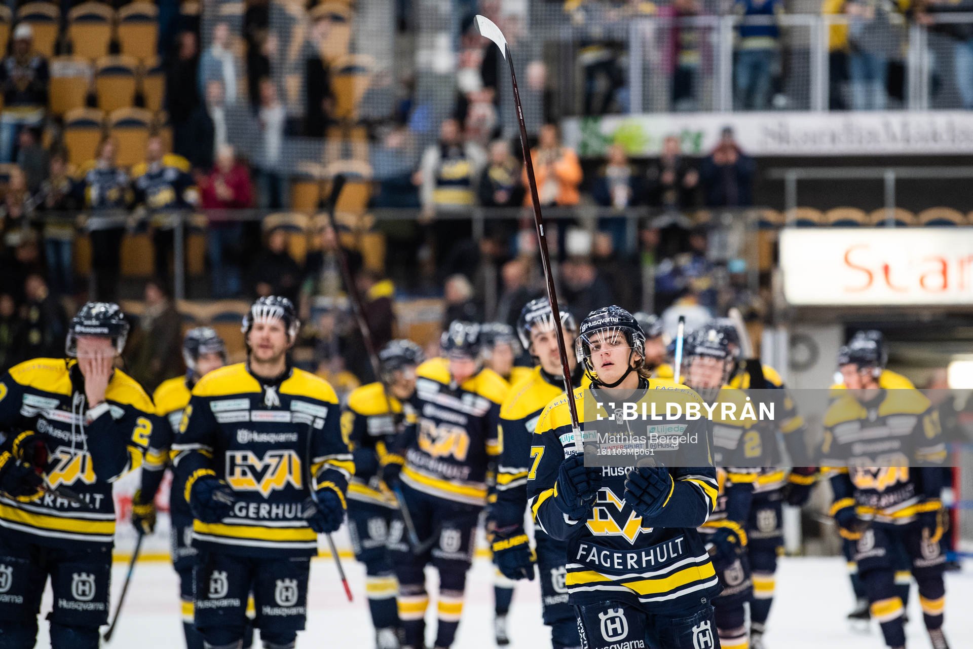 s Isac Brännström och lagkamrater jublar och tackar