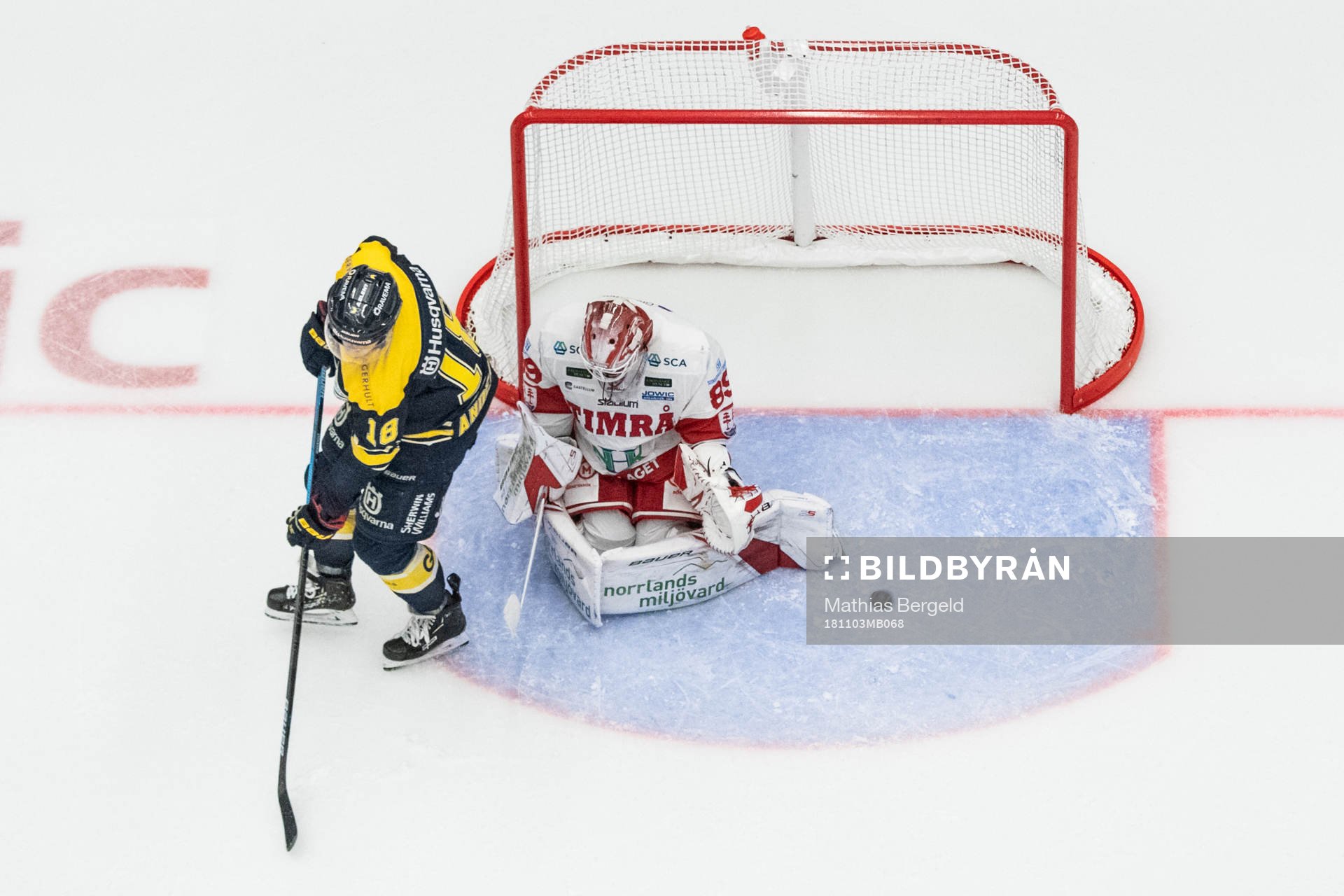 s Joakim Andersson framför Timrås målvakt Niklas