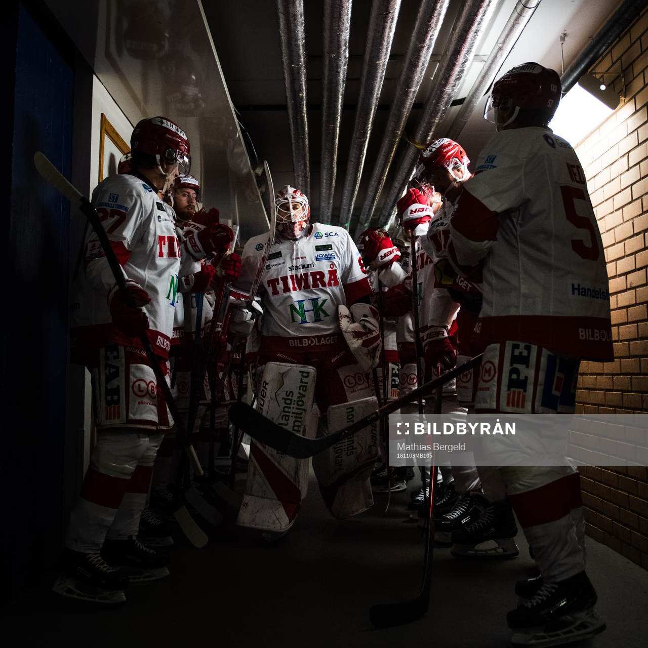 Timrås målvakt Niklas Svedberg (mitten)