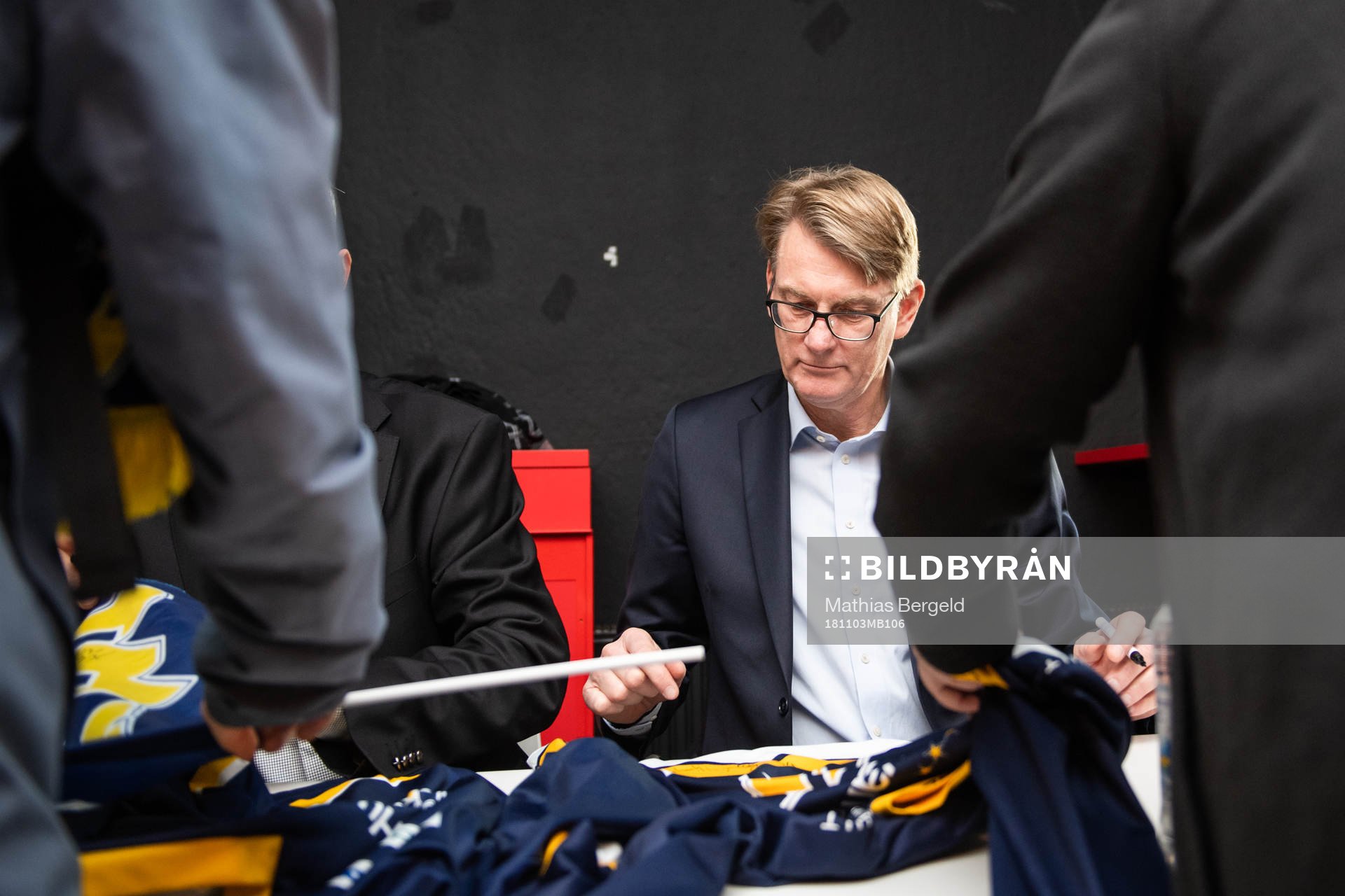 Före detta HV71-kaptenen Thomas Lindster signerar tröjor