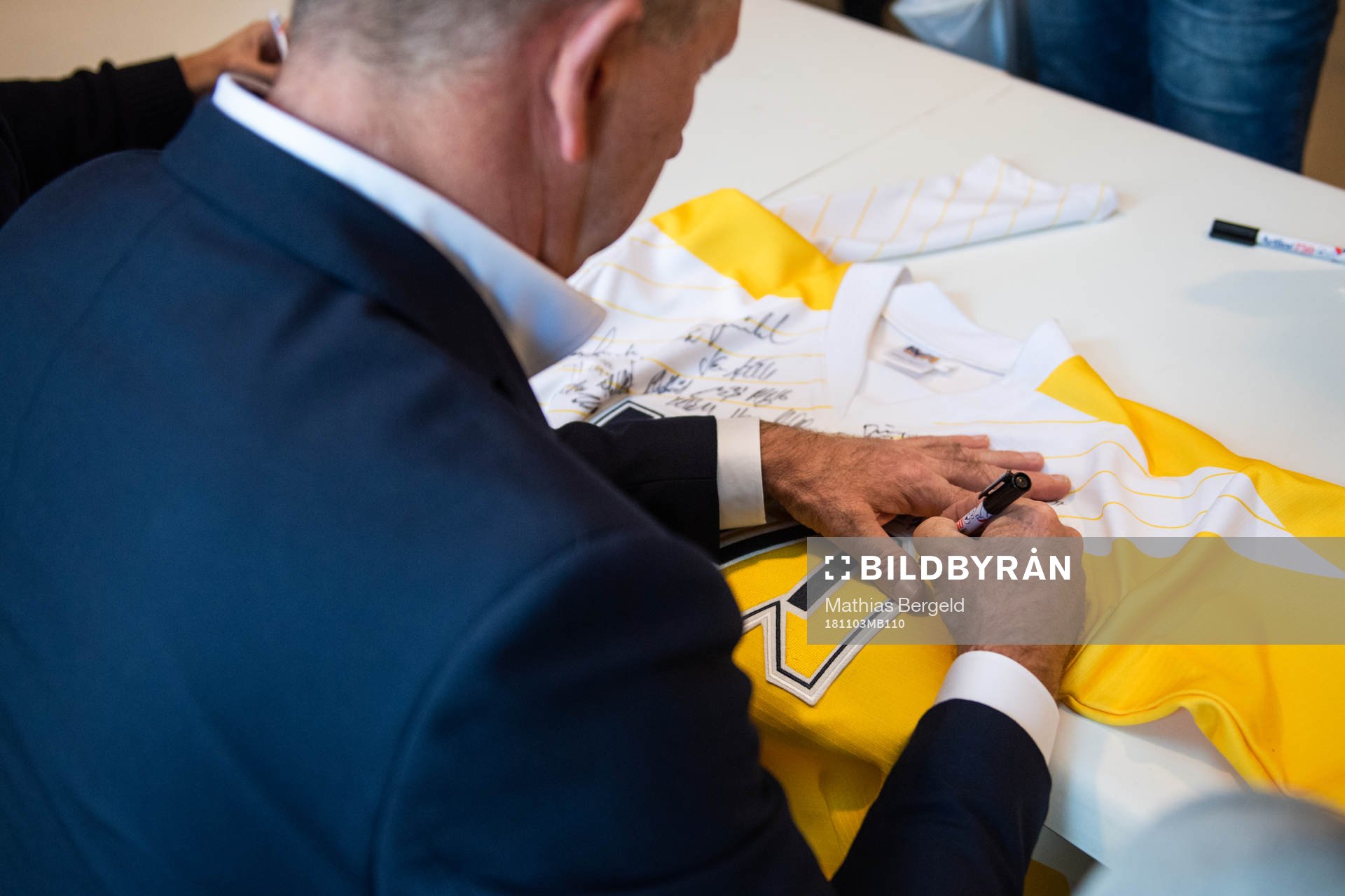 Före detta HV71-kaptenen Hasse Sjöö signerar en tröja