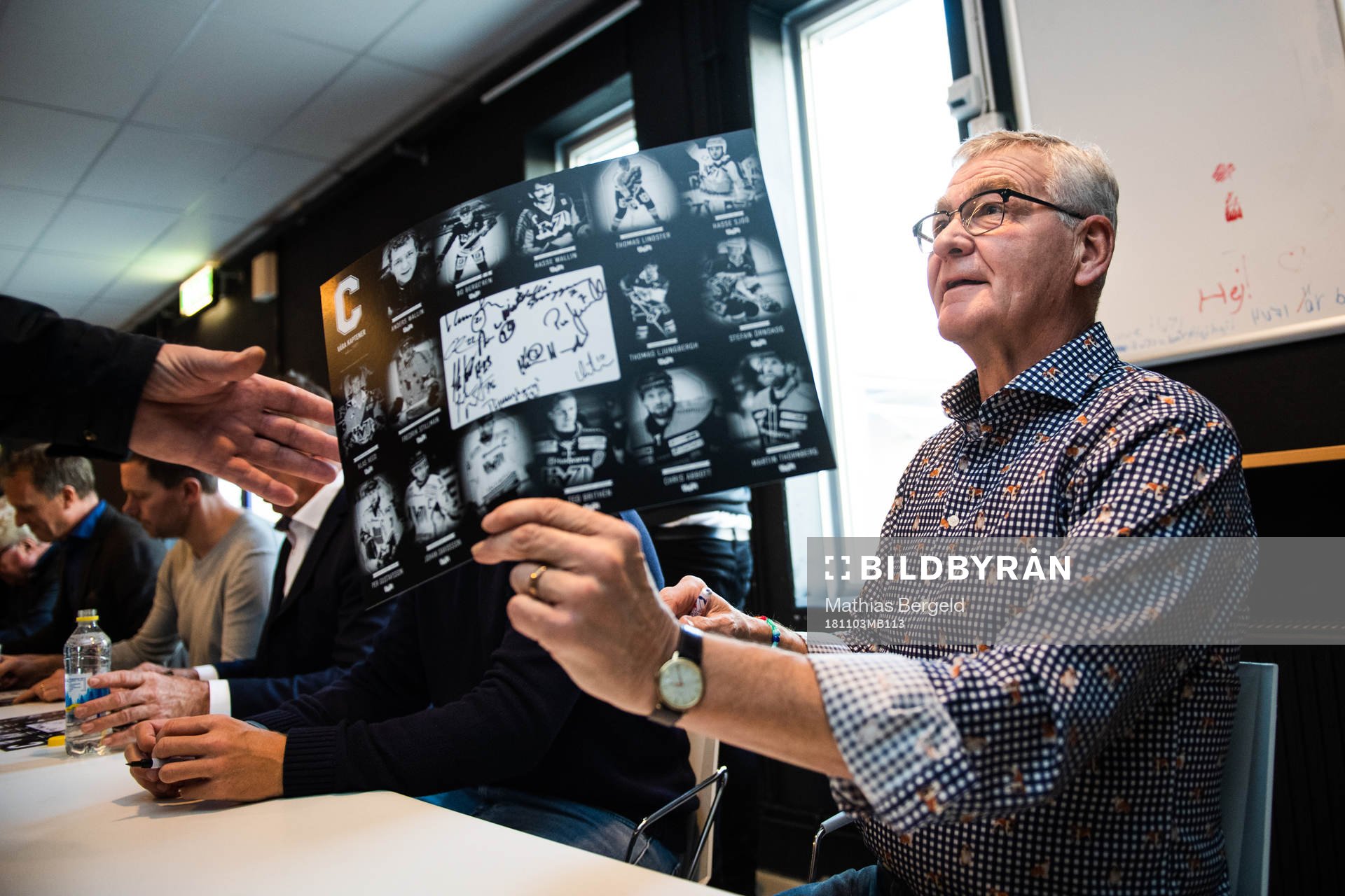 Före detta HV71-kaptenen Anders Wallin signerar en bild