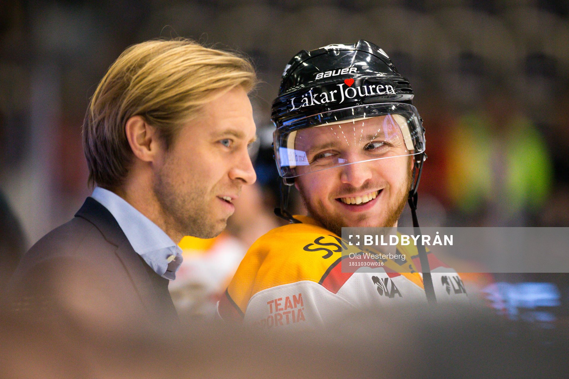 Luleås Robin Kovacs pratar med Luleås målvaktstränare