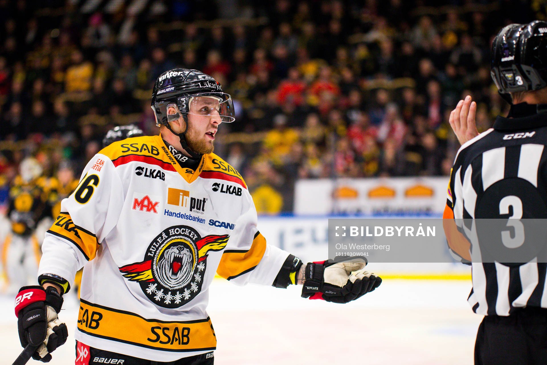 Luleås Robin Kovacs pratar med domare Linus Öhlund