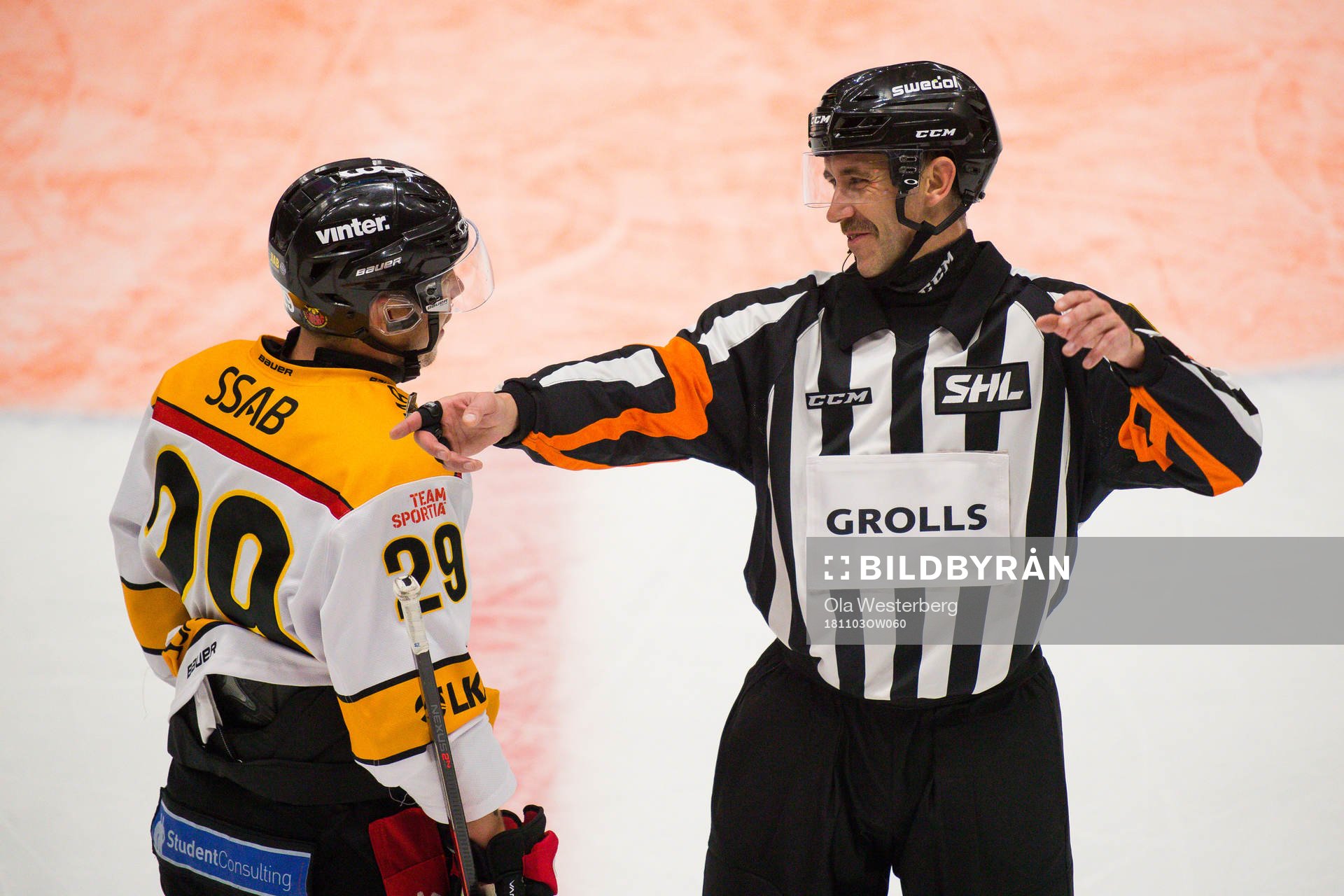 Luleås Erik Gustafsson pratar med domare Linus Öhlund