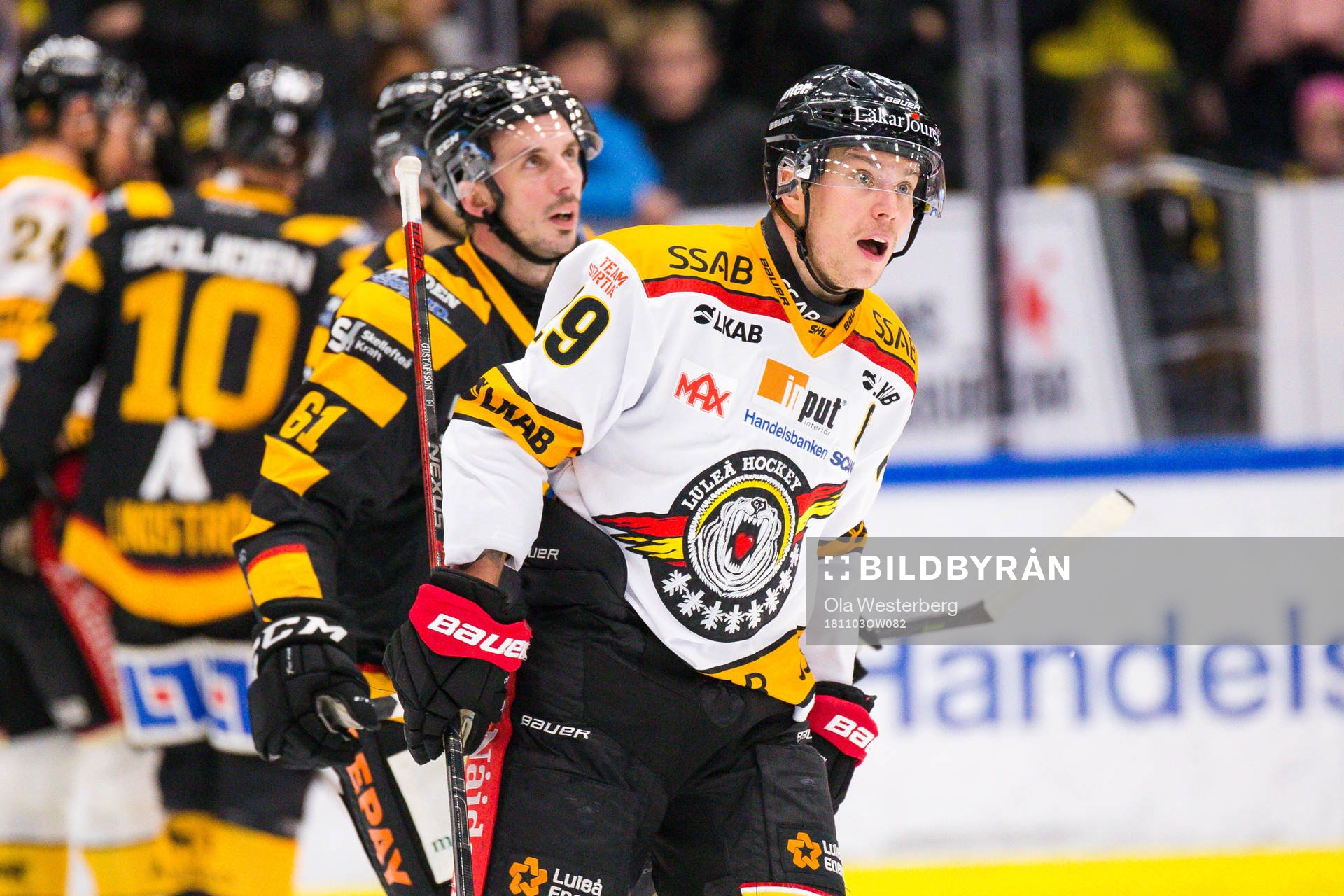 Luleås Erik Gustafsson pratar med domare Linus Öhlund