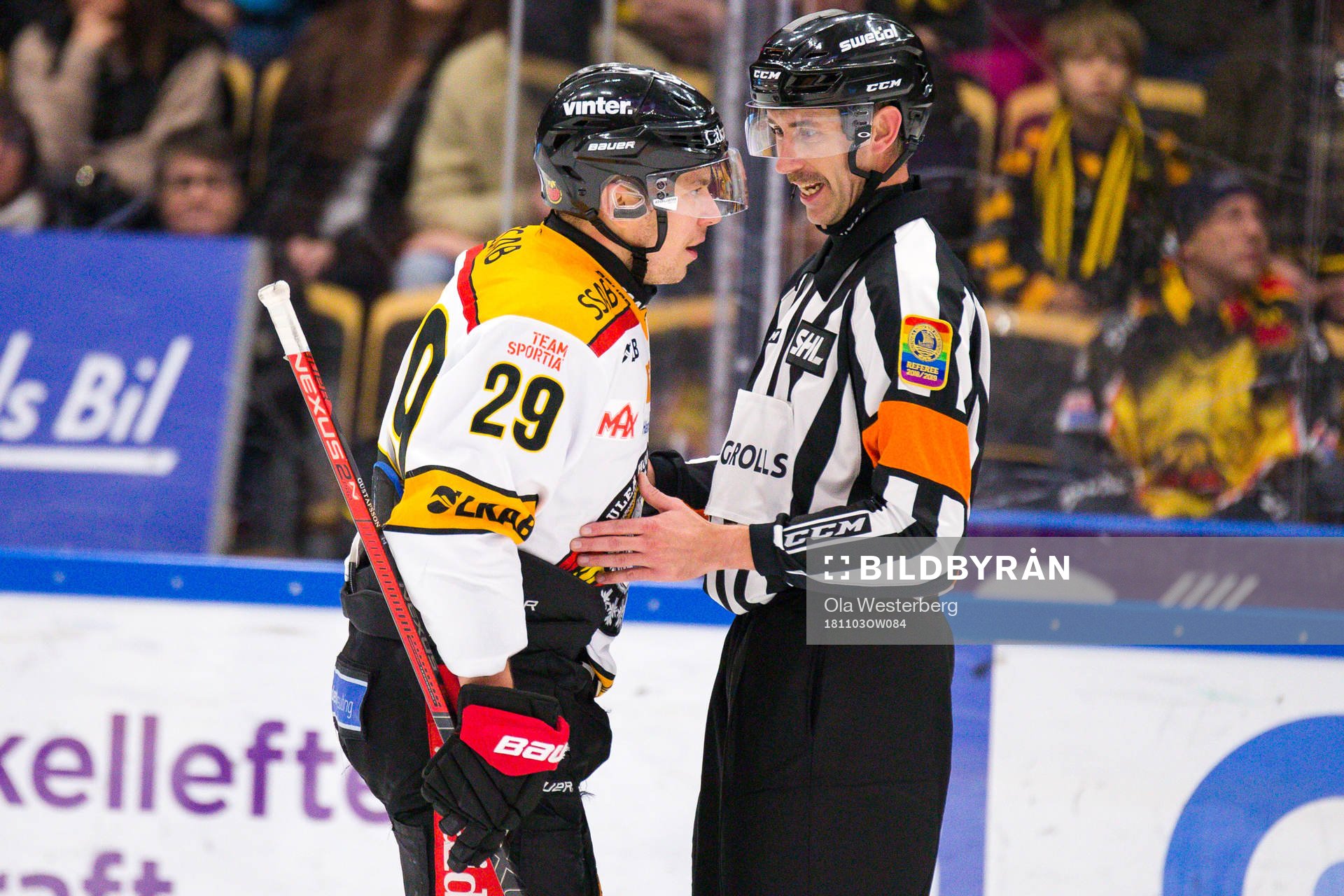 Luleås Erik Gustafsson pratar med domare Linus Öhlund