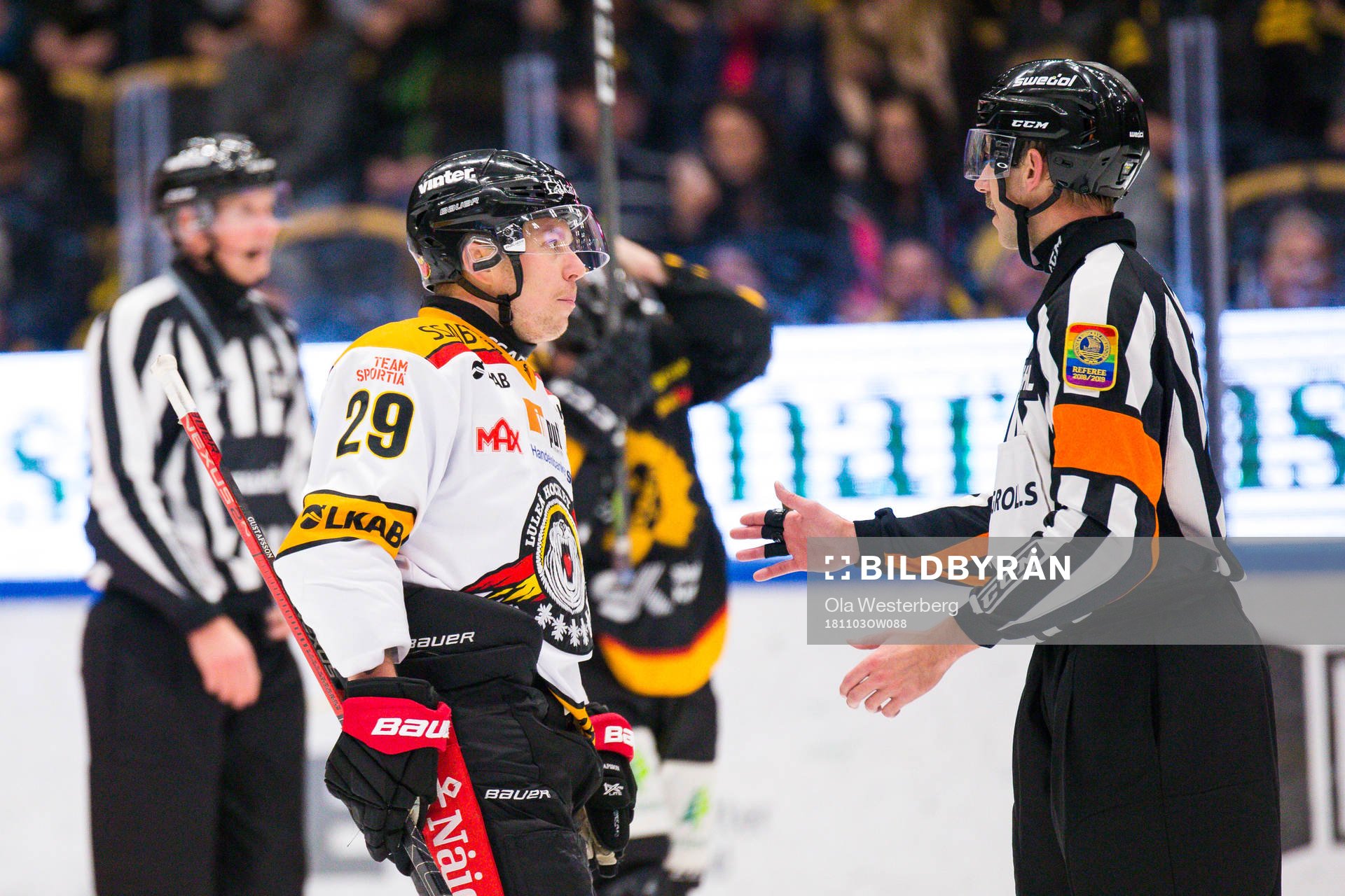 Luleås Erik Gustafsson pratar med domare Linus Öhlund