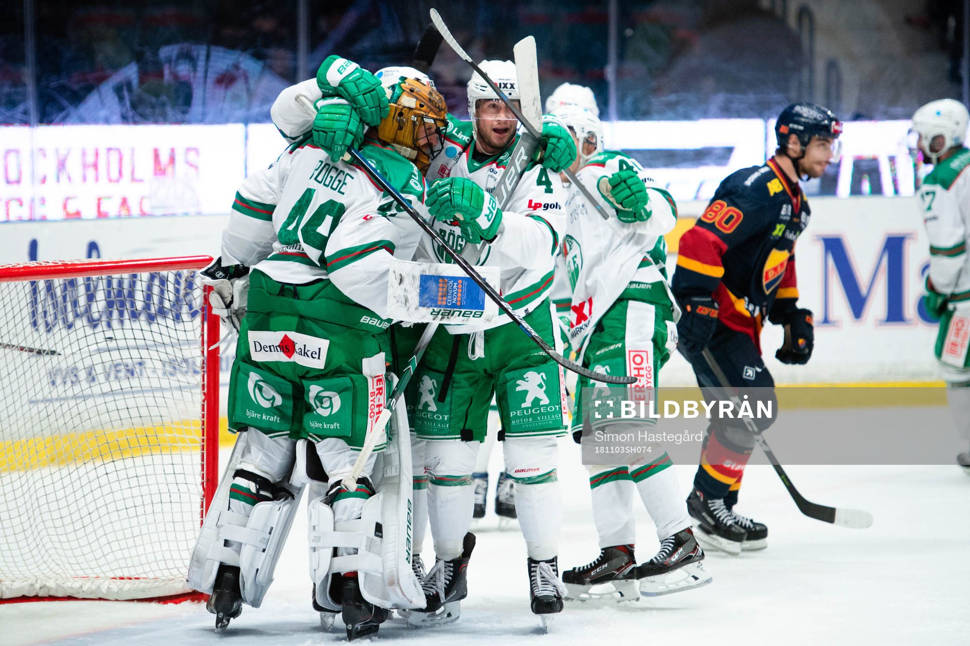 Rögles målvakt Justin Pogge och Kodie Curran jublar