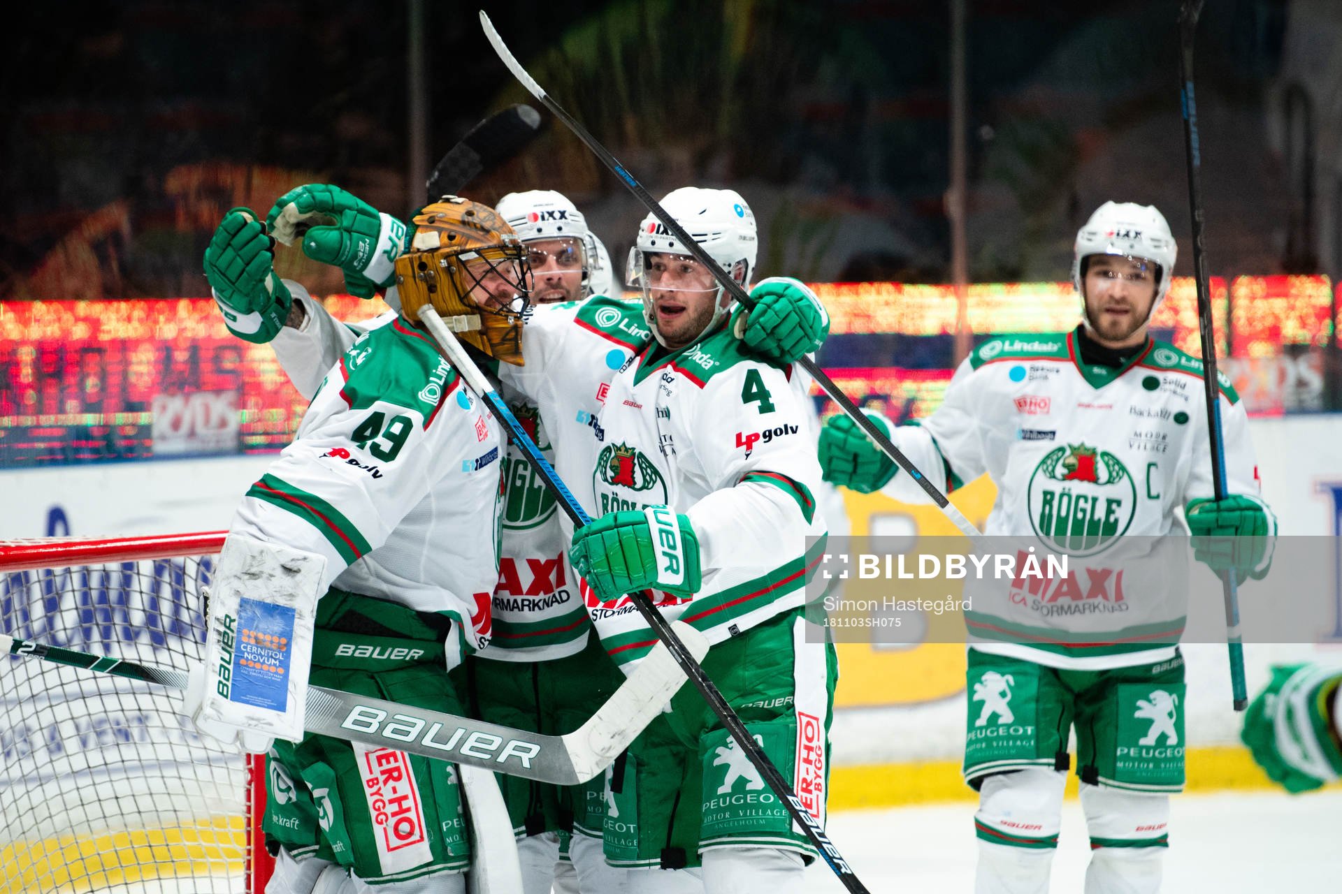 Rögles målvakt Justin Pogge och Kodie Curran jublar
