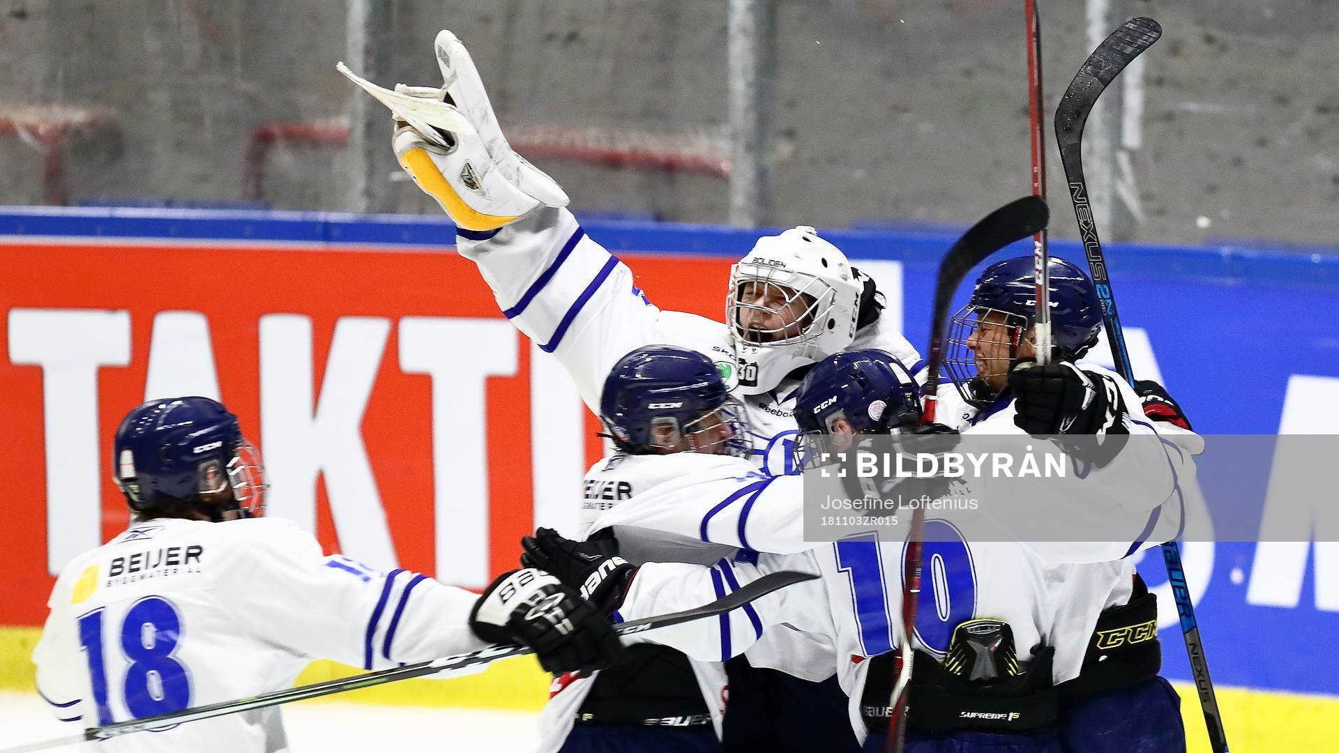 Västerbottens målvakt Nils Wallström jublar