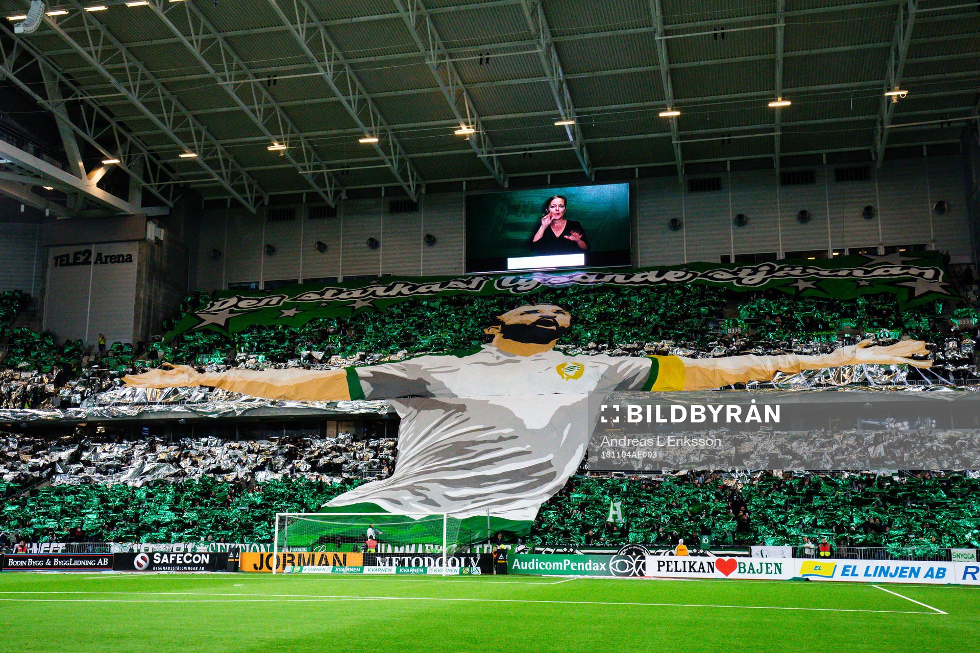 Hammarbys supportar med ett tifo föreställande Kennedy