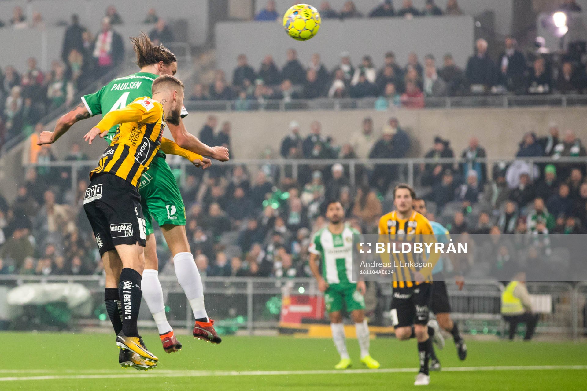 Hammarbys Björn Paulsen gör 1-0 efter en nickduell med Häckens Alexander Faltsetas under fotbollsmatchen i Allsvenskan mellan Hammarby och Häcken den 4 november 2018 i Stockholm.