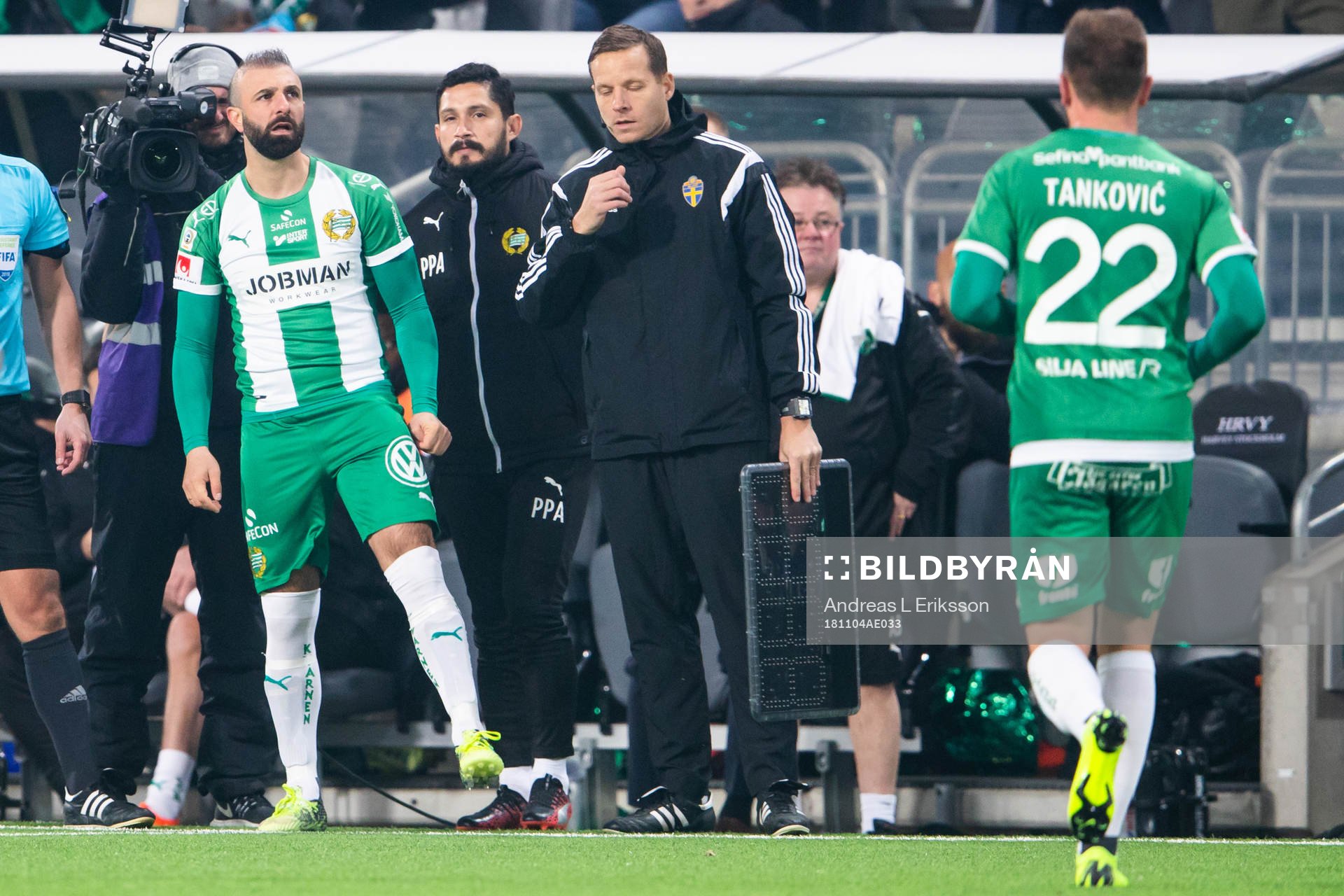 Hammarbys Kennedy Bakircioglu byter med Muamer Tankovic under fotbollsmatchen i Allsvenskan mellan Hammarby och Häcken den 4 november 2018 i Stockholm.