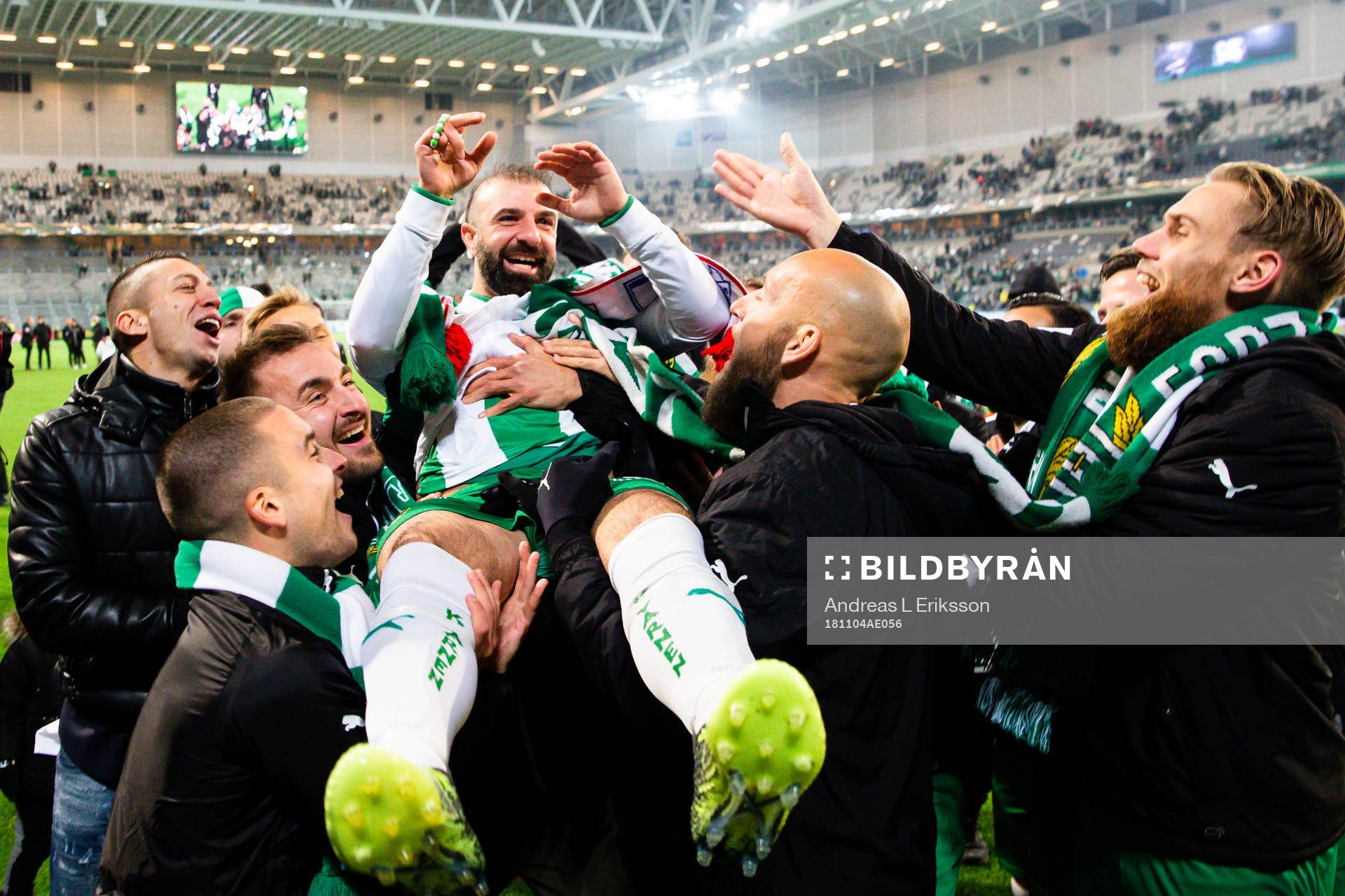Hammarbys Kennedy Bakircioglu blir hissad av lagkamrater under en hyllningsceremoni efter fotbollsmatchen i Allsvenskan mellan Hammarby och Häcken den 4 november 2018 i Stockholm.