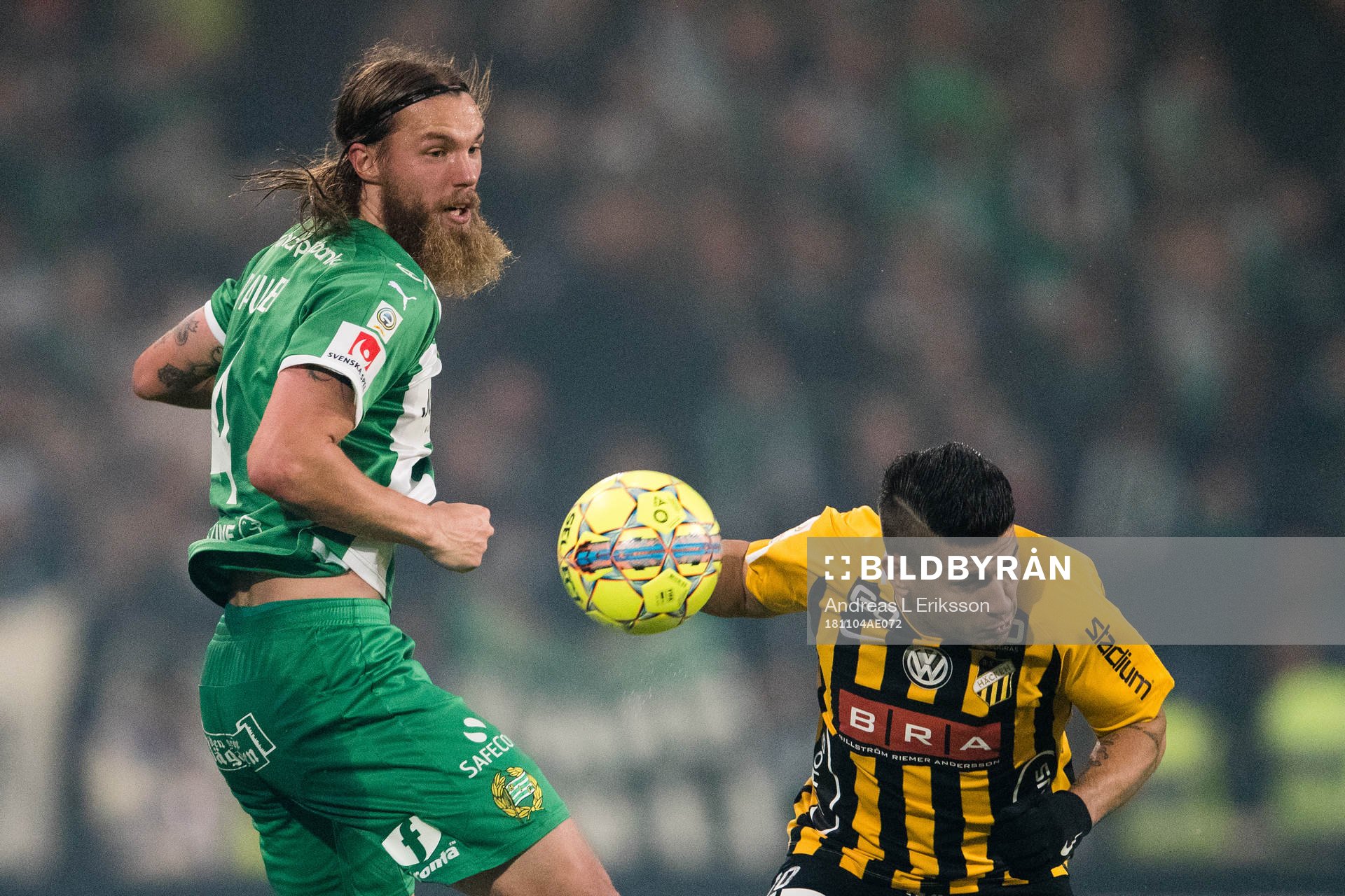 Hammarbys Björn Paulsen i en nickduell med Häckens Paulinho under fotbollsmatchen i Allsvenskan mellan Hammarby och Häcken den 4 november 2018 i Stockholm.