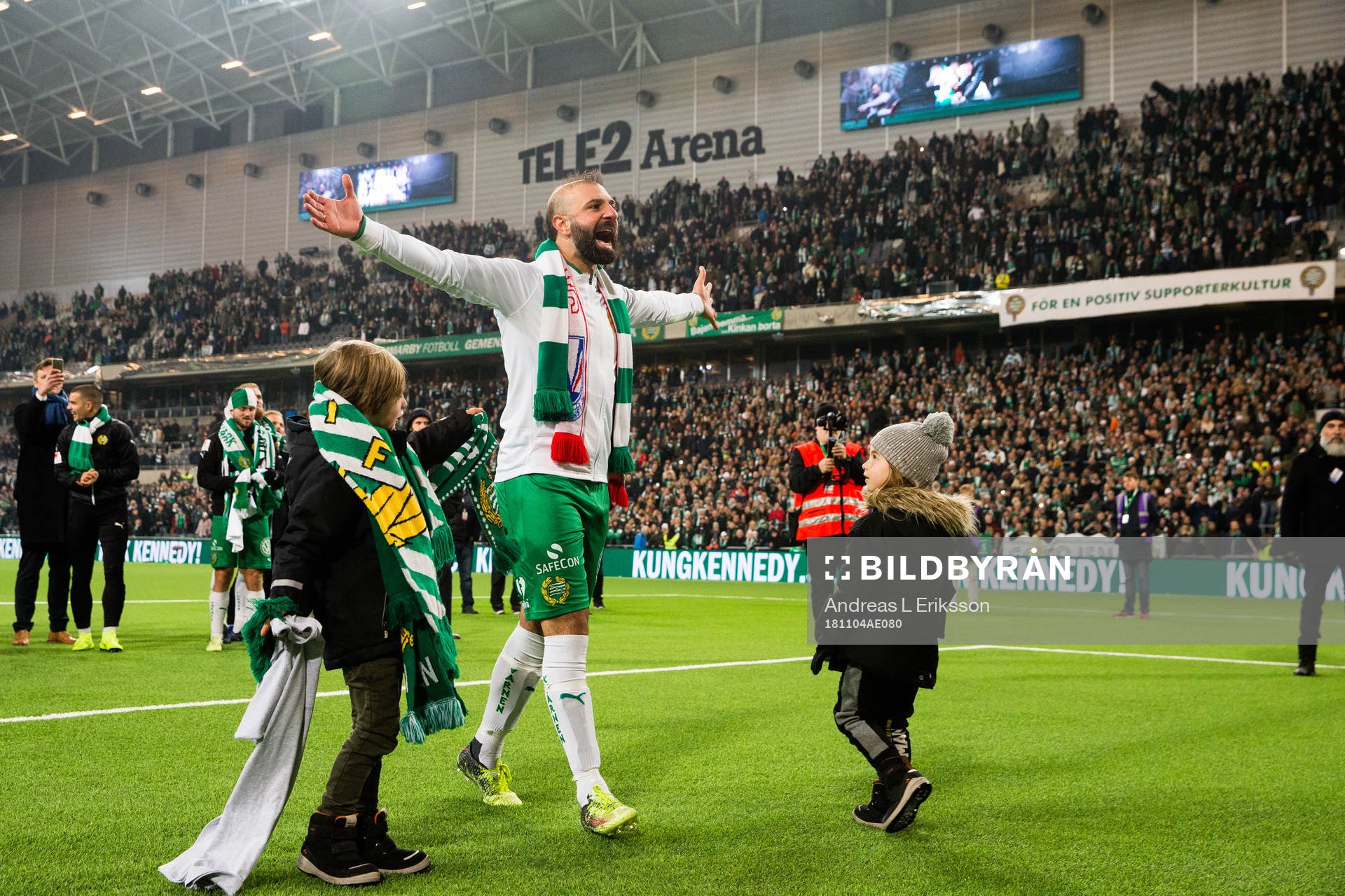 Hammarbys Kennedy Bakircioglu under en hyllningsceremoni efter fotbollsmatchen i Allsvenskan mellan Hammarby och Häcken den 4 november 2018 i Stockholm. 