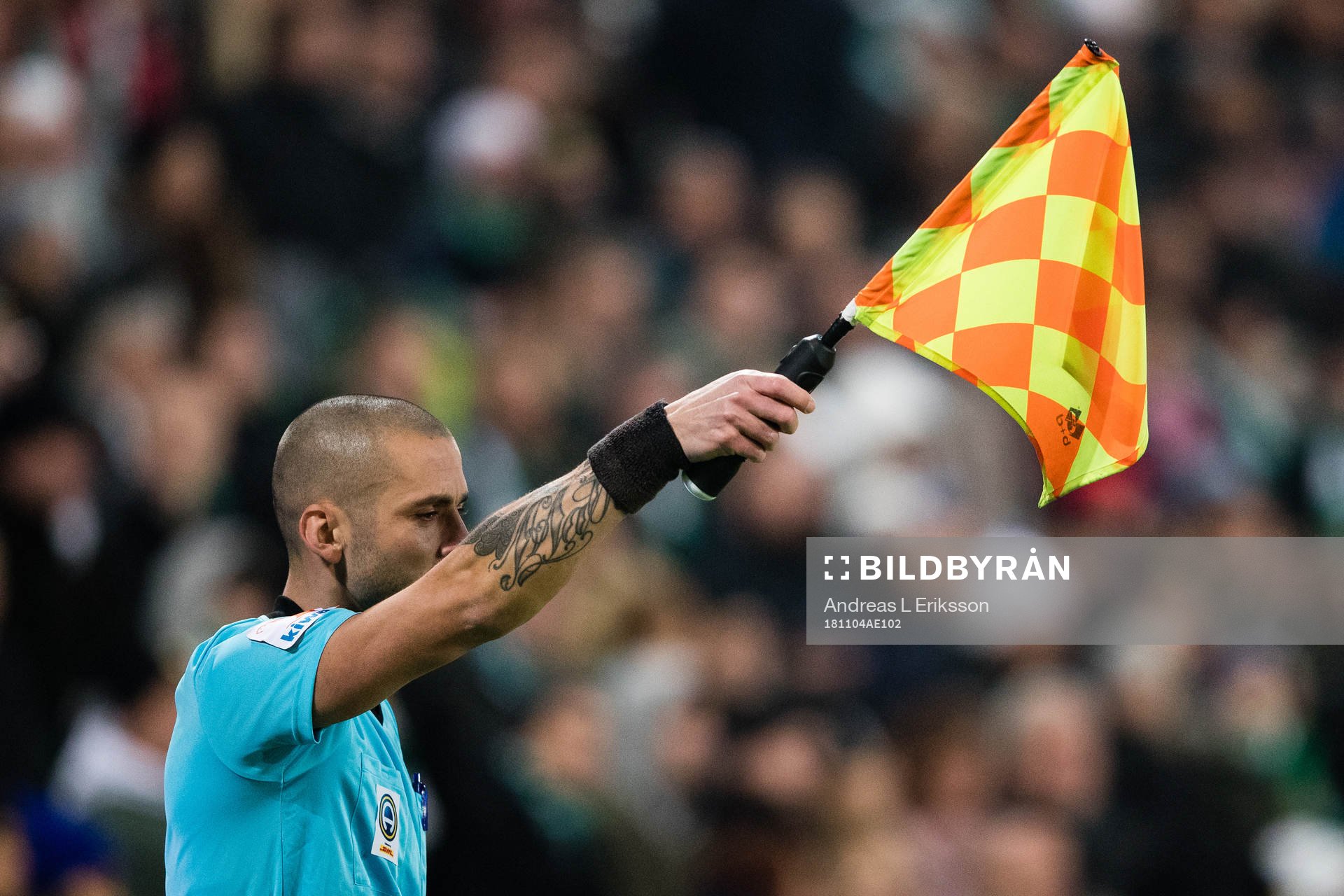 En linjedomare vinkar för offside