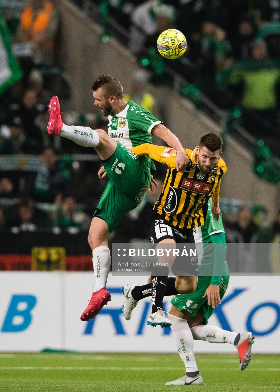 Hammarbys Mads Fenger Nielsen i en nickduell med Häckens