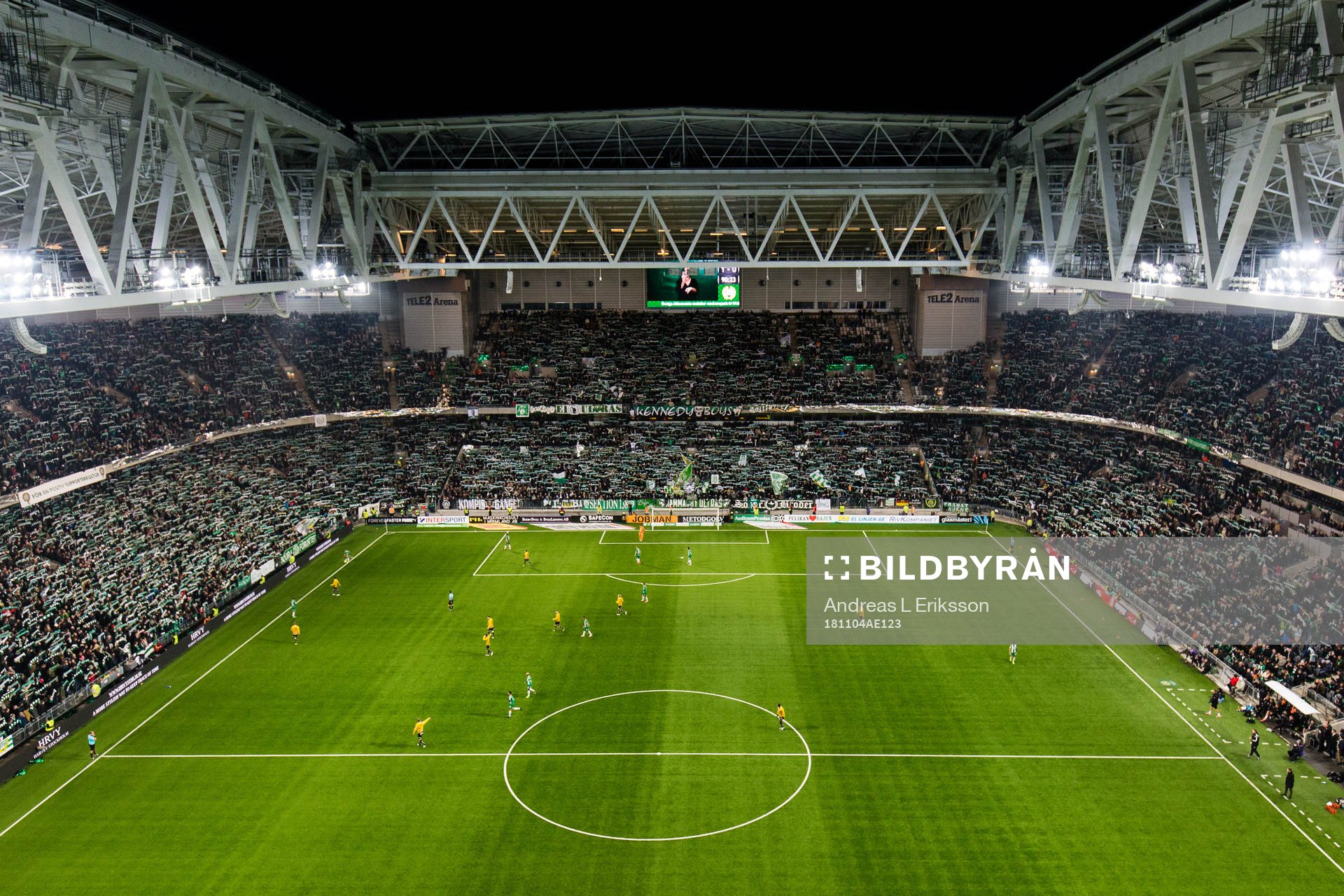 Hammarbys supportrar med ett halsdukshav på Tele2 Arena