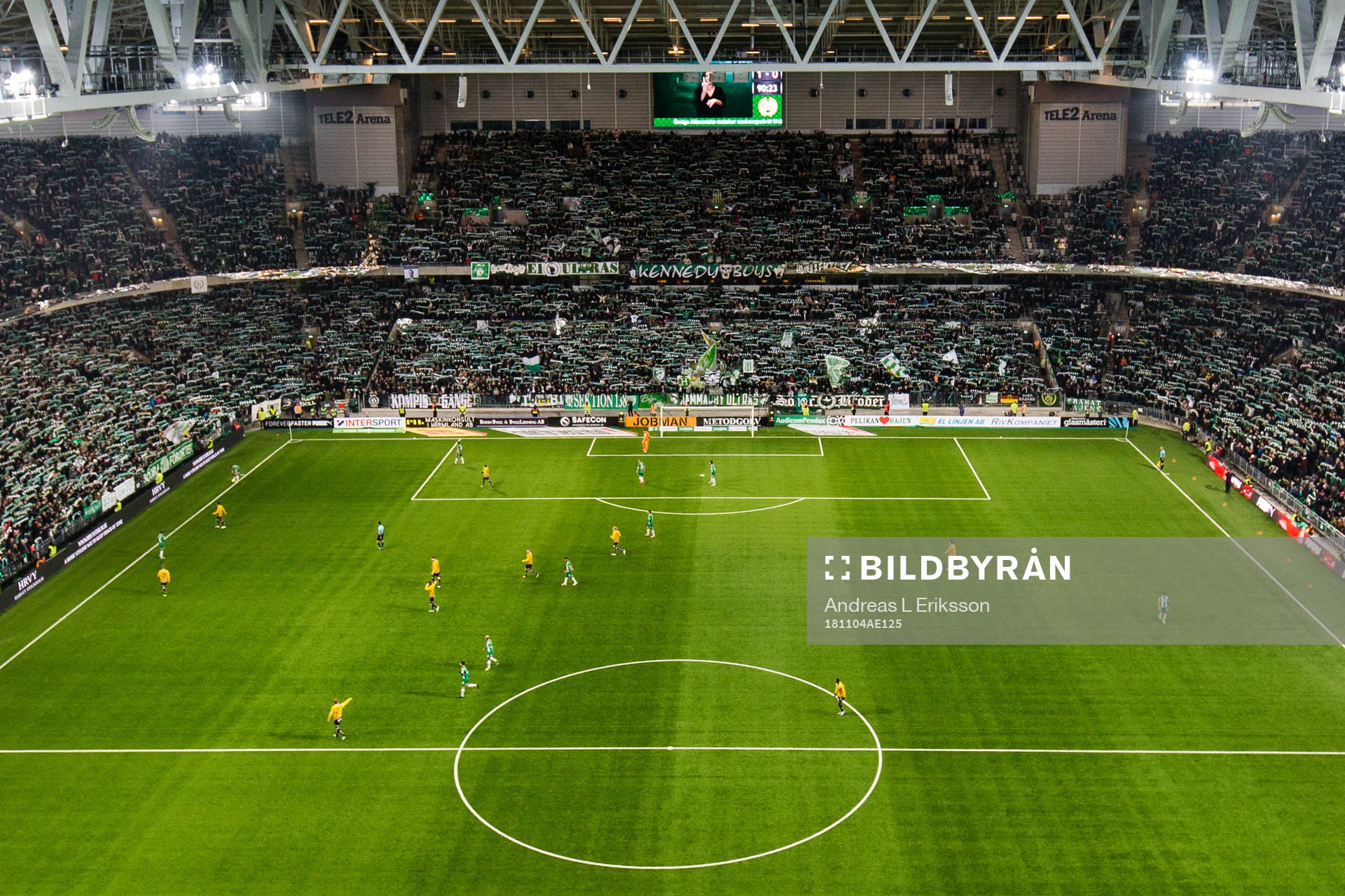 Hammarbys supportrar med ett halsdukshav på Tele2 Arena