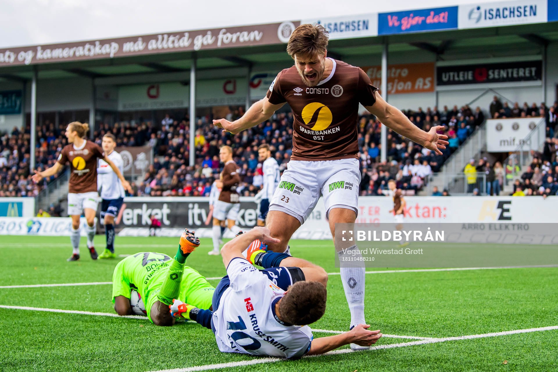 Sondre Johansen of Mjøndalen and Tommy Høiland of Viking