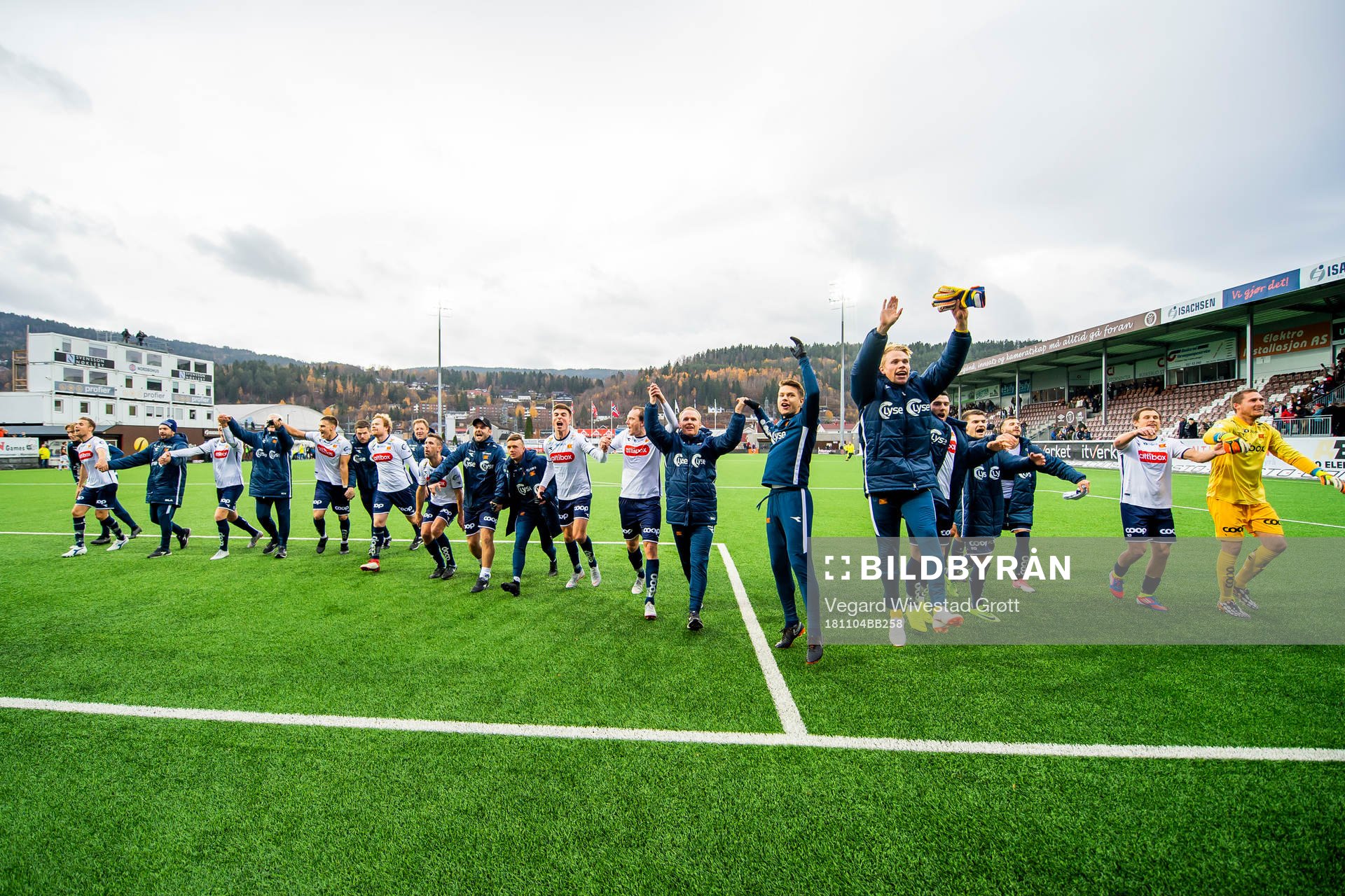Sondre Flem Bjørshol and the players of Viking celebratee