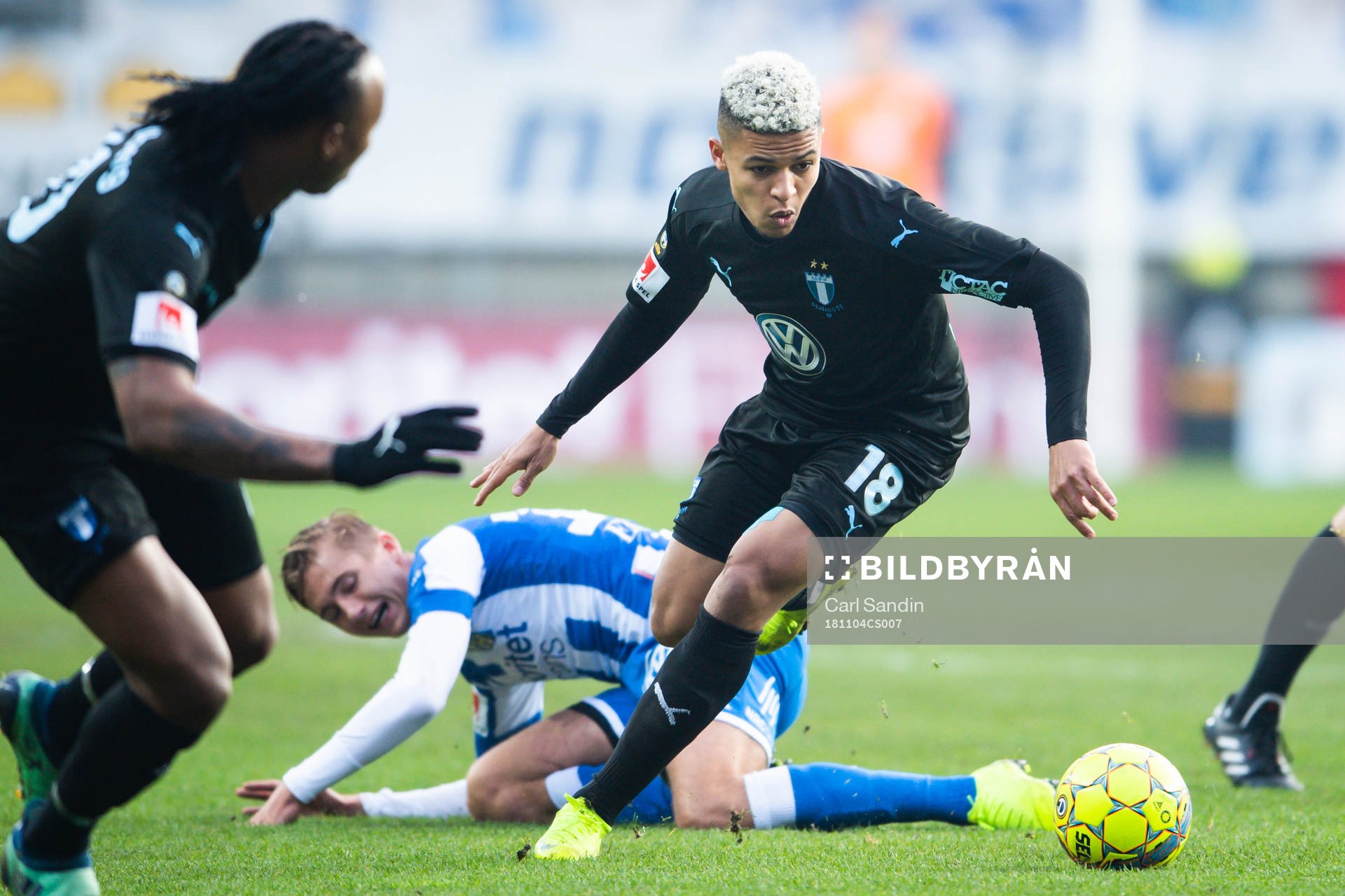 IFK Göteborgs Benjamin Nygren tacklas av Malmö FFs Romain