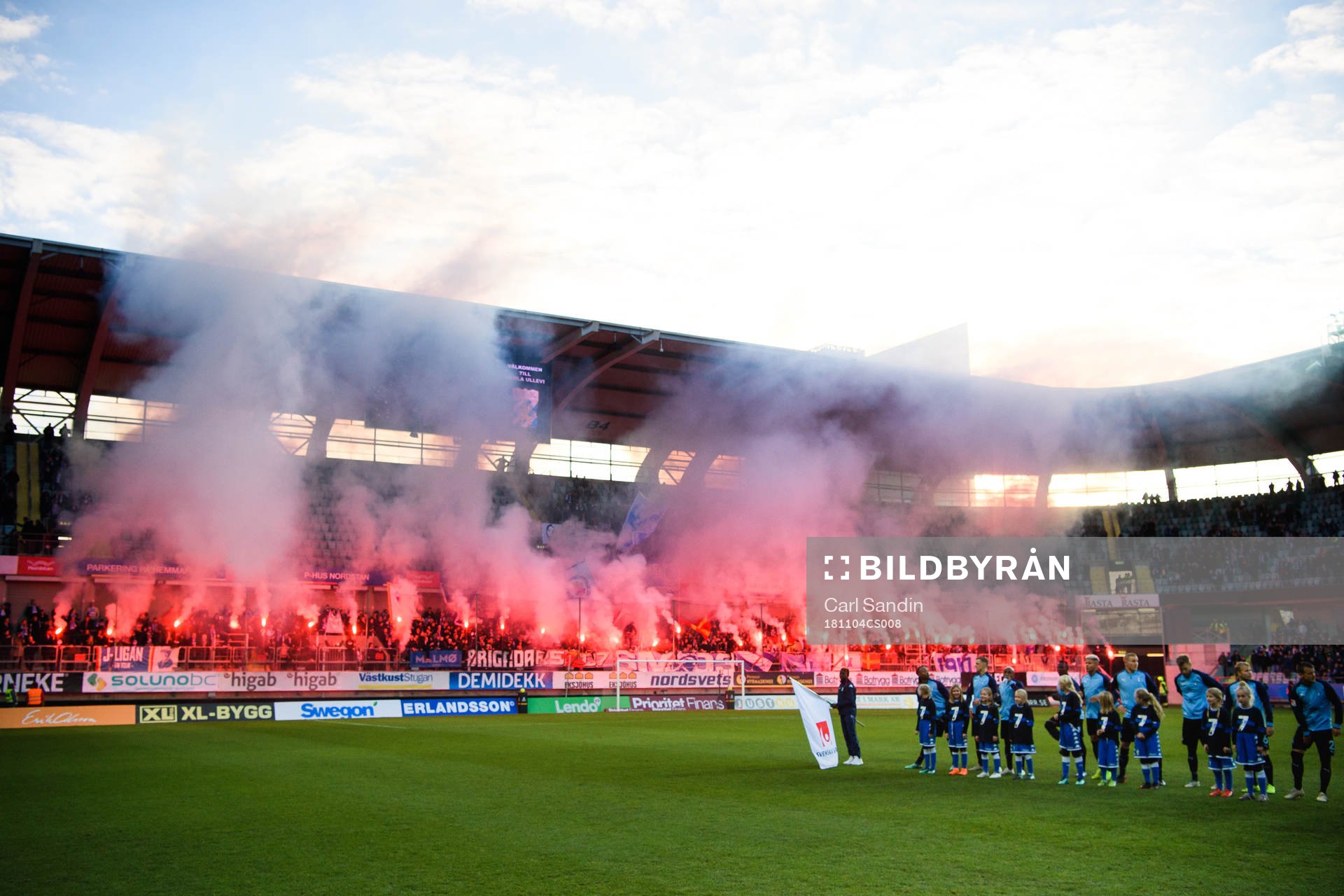 Malmö FFs supportar med bengaler