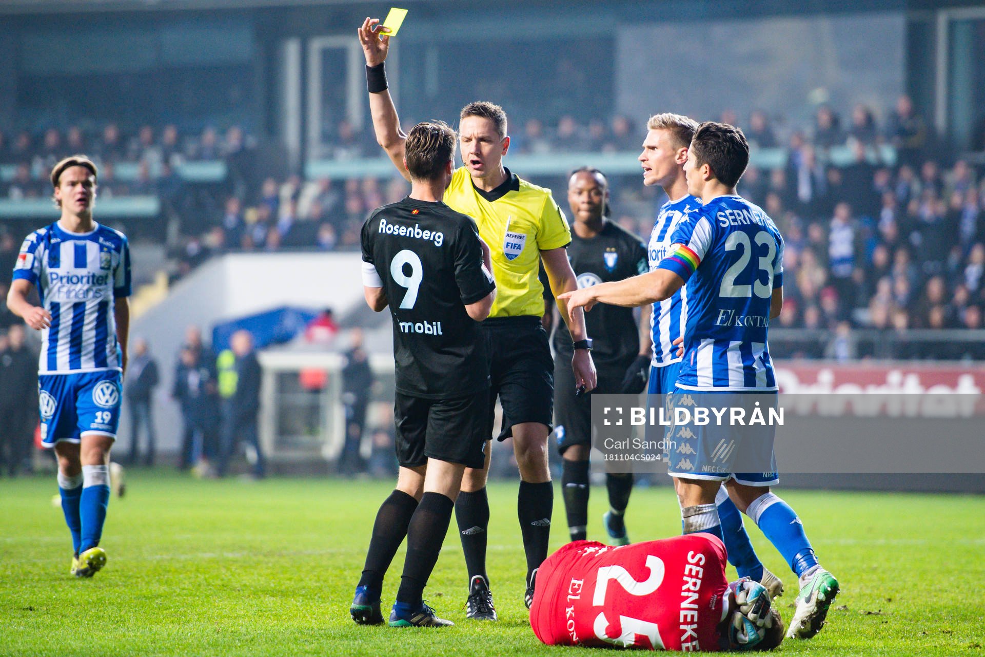 Malmö FFs Markus Rosenberg får gult kort
