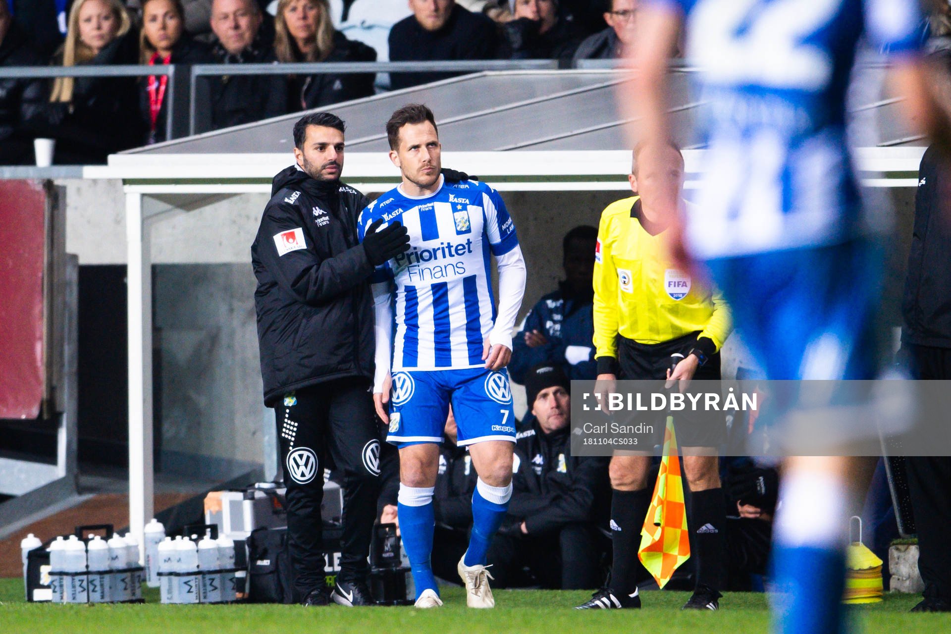IFK Göteborgs Tobias Hysén gör sig redo att bytas in med