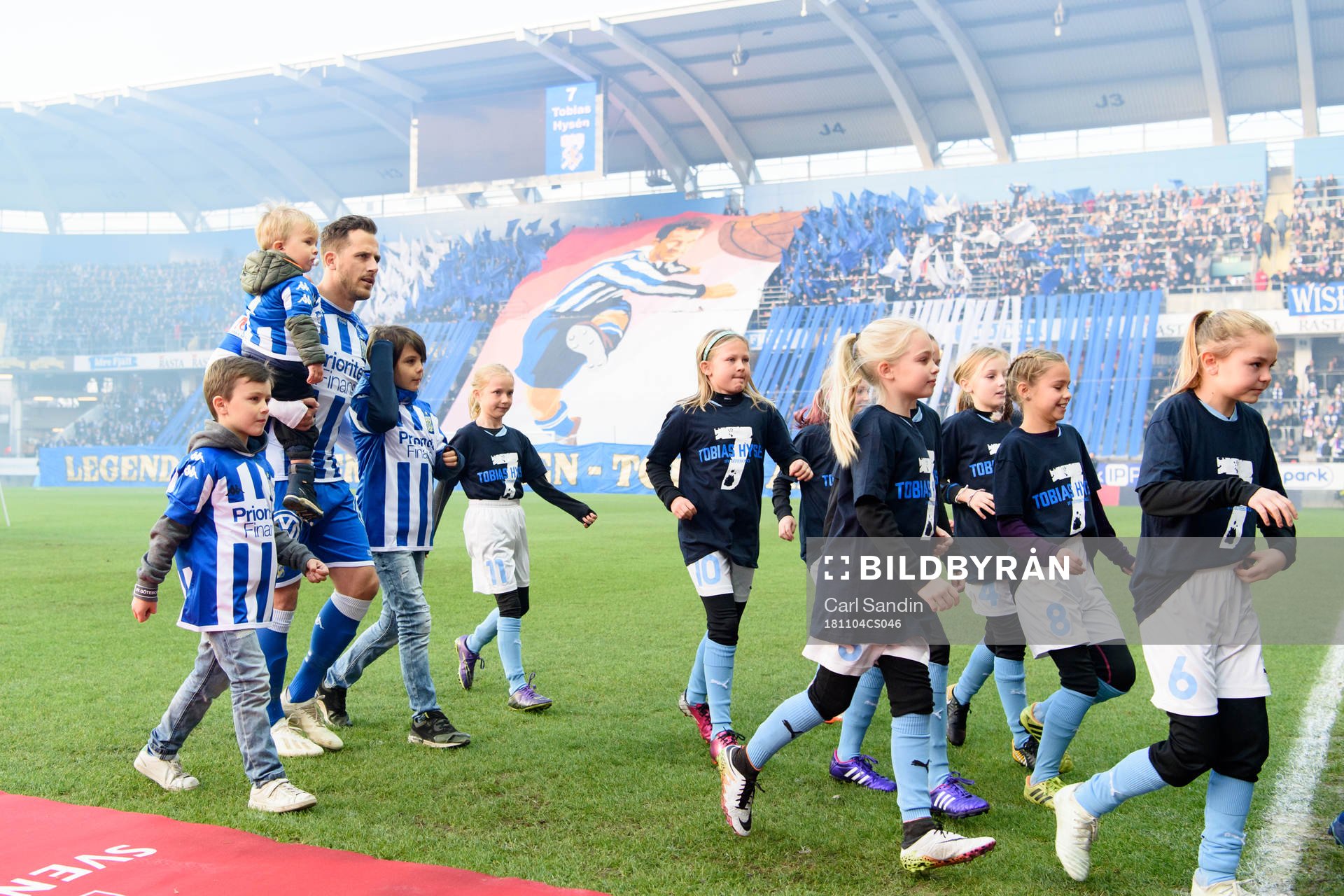 IFK Göteborgs Tobias Hysén hyllas med ett tifo innan fotbollsmatchen i Allsvenskan mellan IFK Göteborg och Malmö FF den 4 november 2018 i Göteborg.