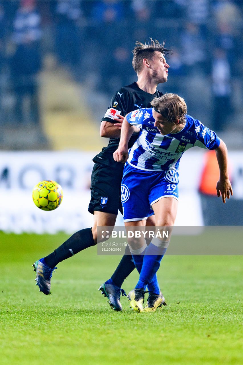 Malmö FFs Markus Rosenberg i närkamp med IFK Göteborgs August Erlingmark under fotbollsmatchen i Allsvenskan mellan IFK Göteborg och Malmö FF den 4 november 2018 i Göteborg.