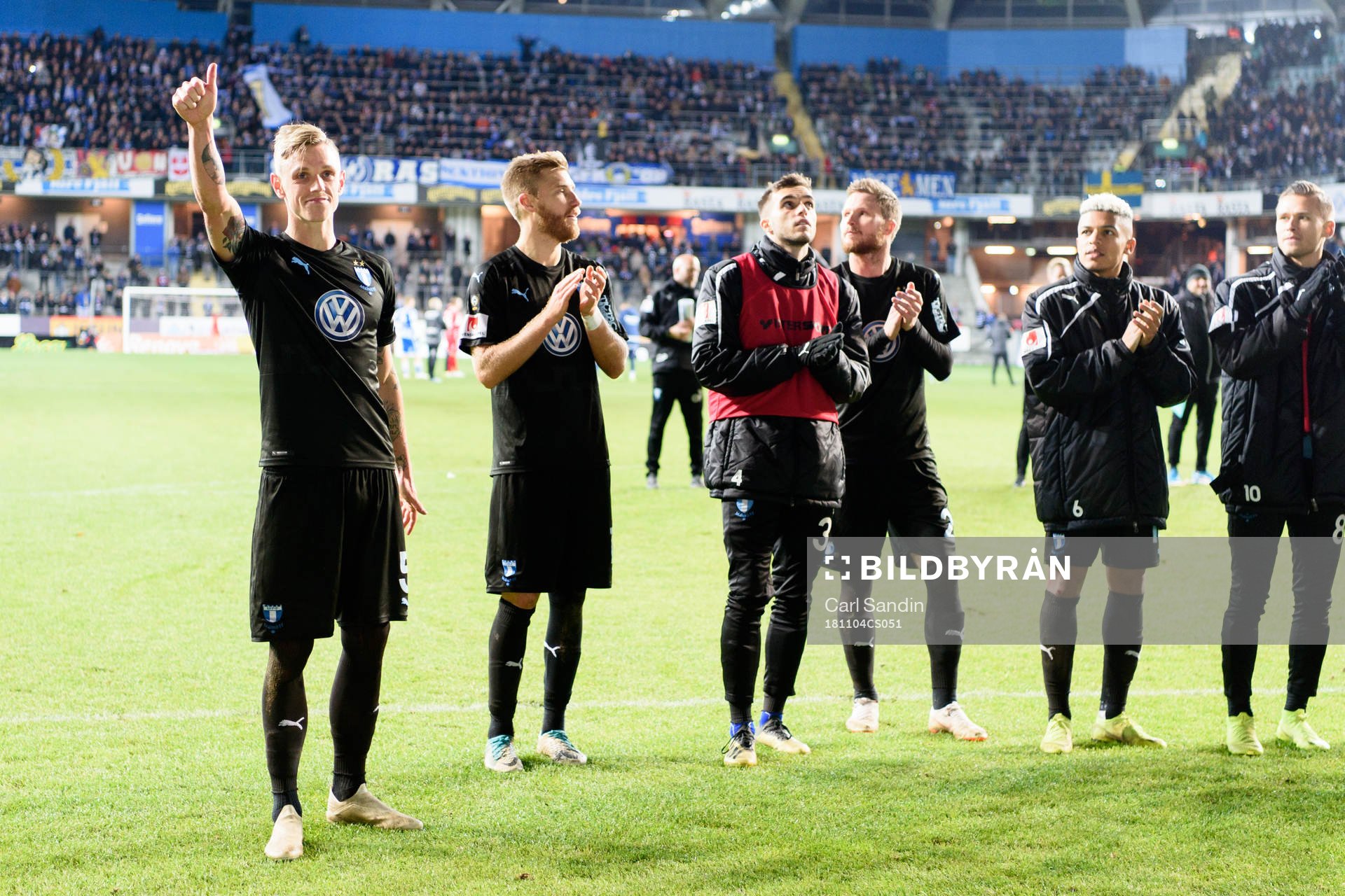 Malmö FFs Sören Rieks gör tummen upp till publiken efter fotbollsmatchen i Allsvenskan mellan IFK Göteborg och Malmö FF den 4 november 2018 i Göteborg.