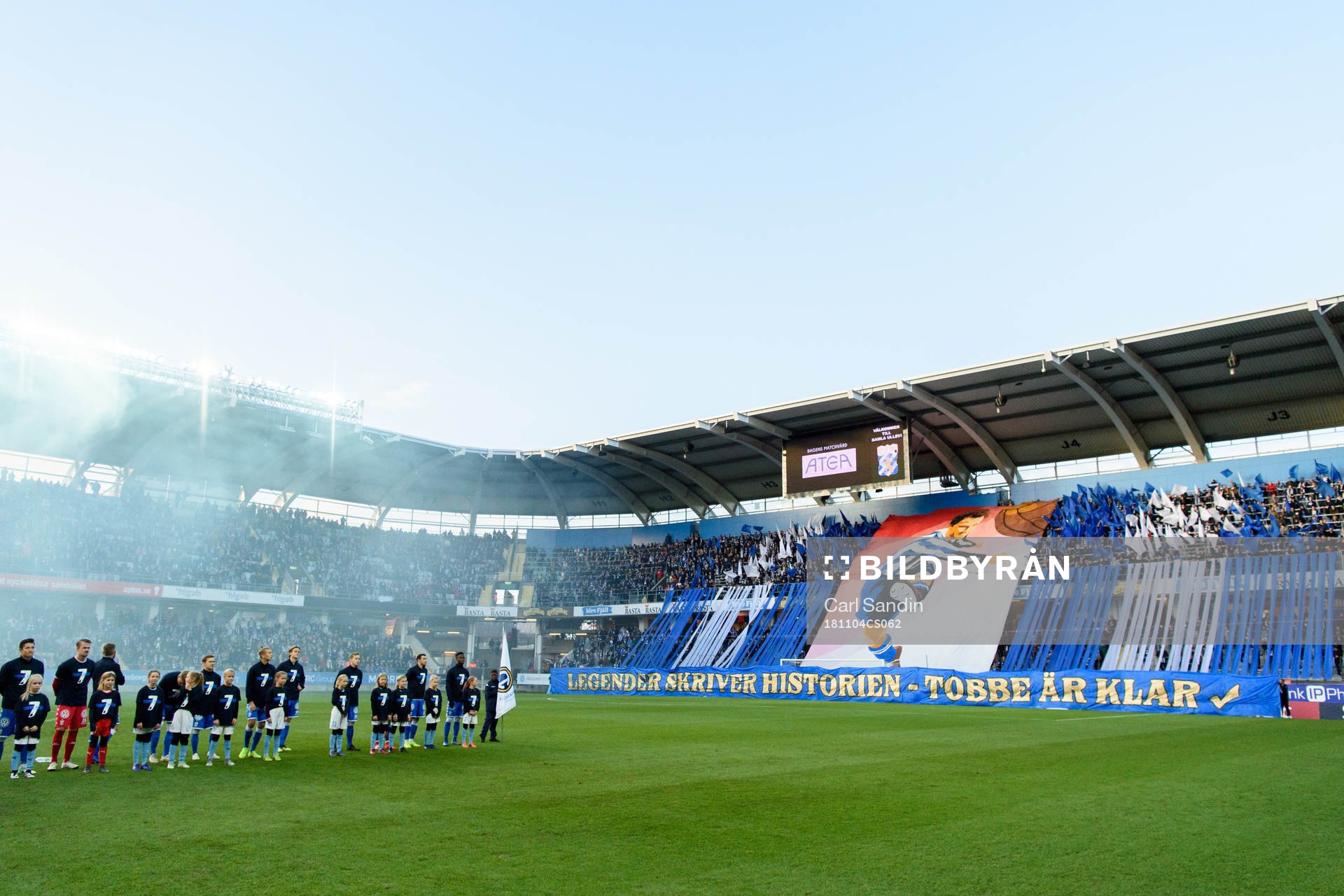 IFK Göteborgs supportrar med tifo innan fotbollsmatchen i
