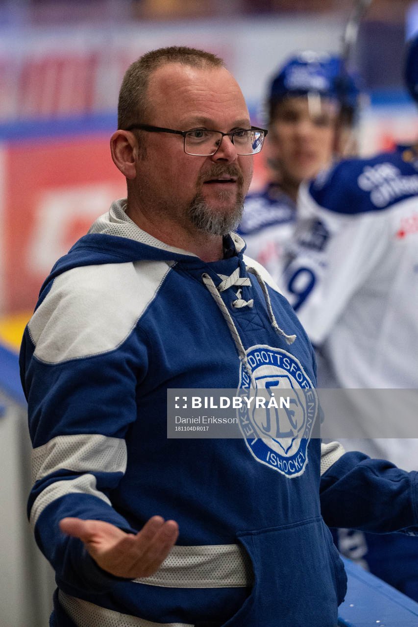 Leksands materialförvaltare Rob Flahiff vid uppvärmningen