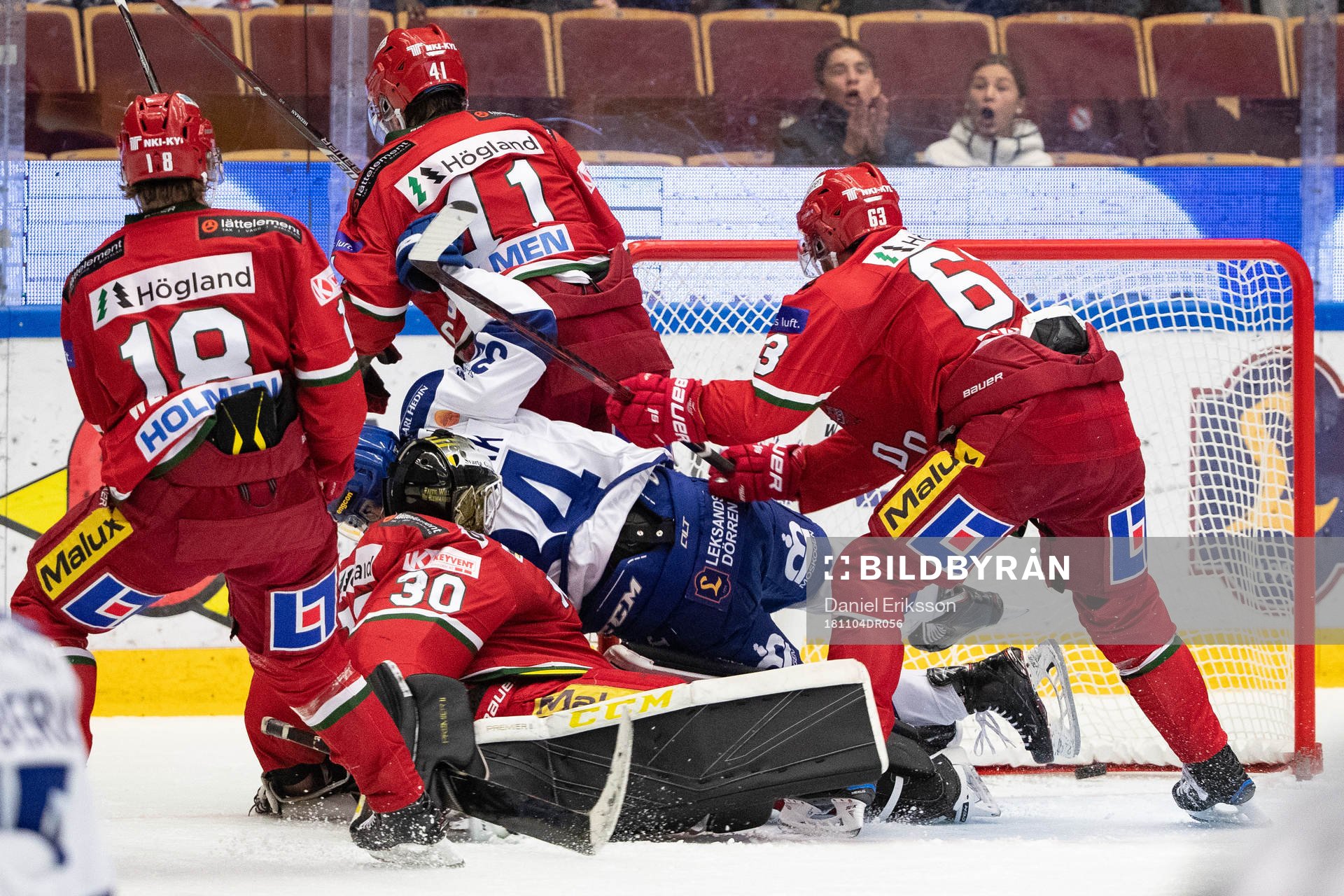 Leksands David Lundmark gör 1-0 bakom Modos målvakt Linus