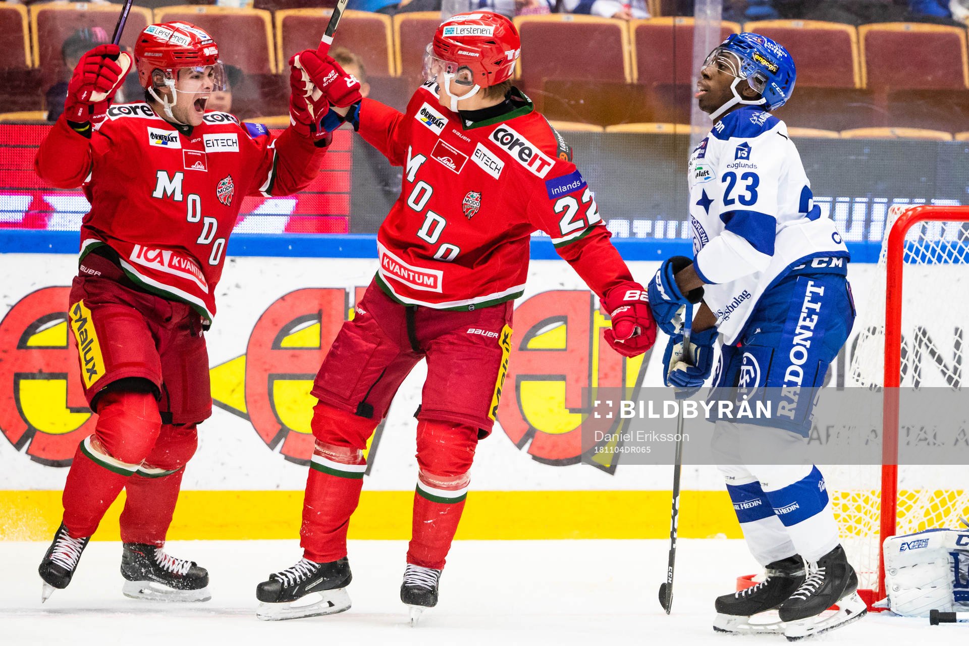 Modos Jonathan Johnsson jublar med lagkamrater