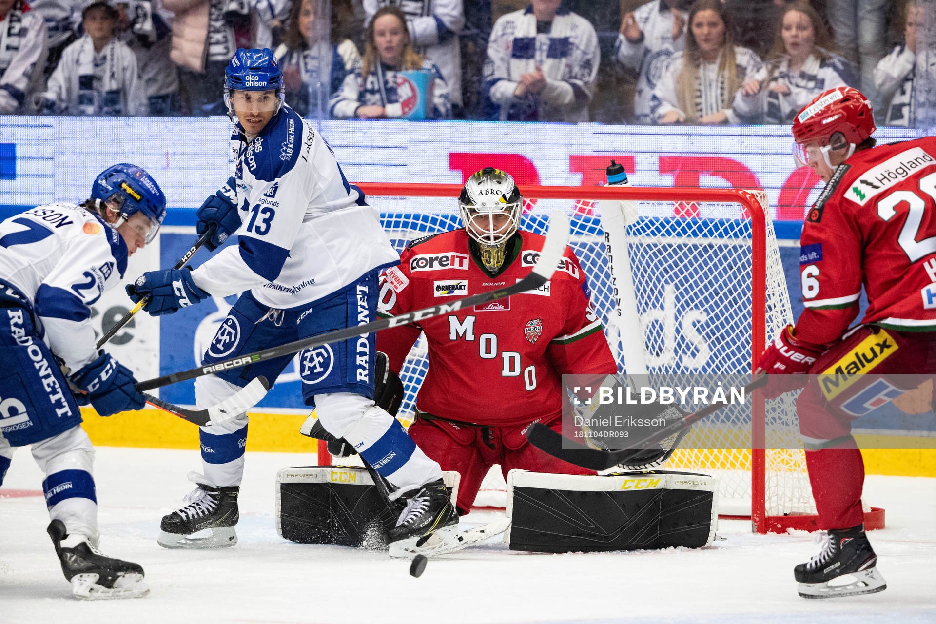 Leksands Jon Knuts framför Modos målvakt Linus Lundin och