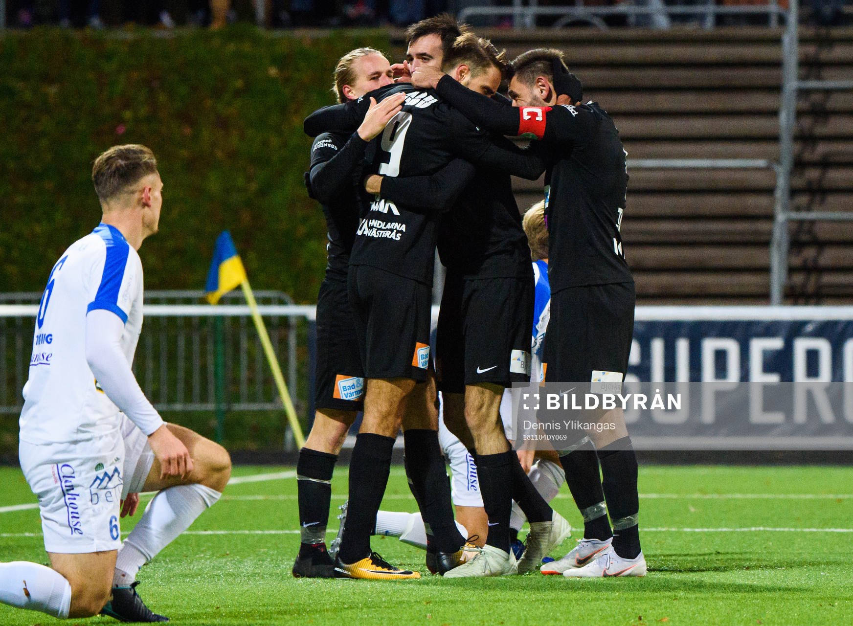 Västerås Douglas Karlberg jublar med lagkamrater efter 2-0 under fotbollsmatchen i division 1 norra mellan Västerås SK och Akropolis den 4 november 2018 i Stockholm.