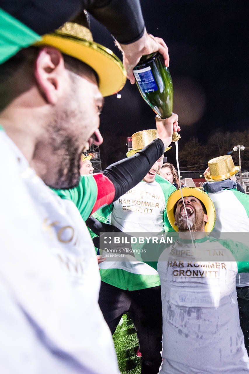 Västerås spelare jublar efter fotbollsmatchen i division 1 norra mellan Västerås SK och Akropolisden 4 november 2018 i Stockholm.