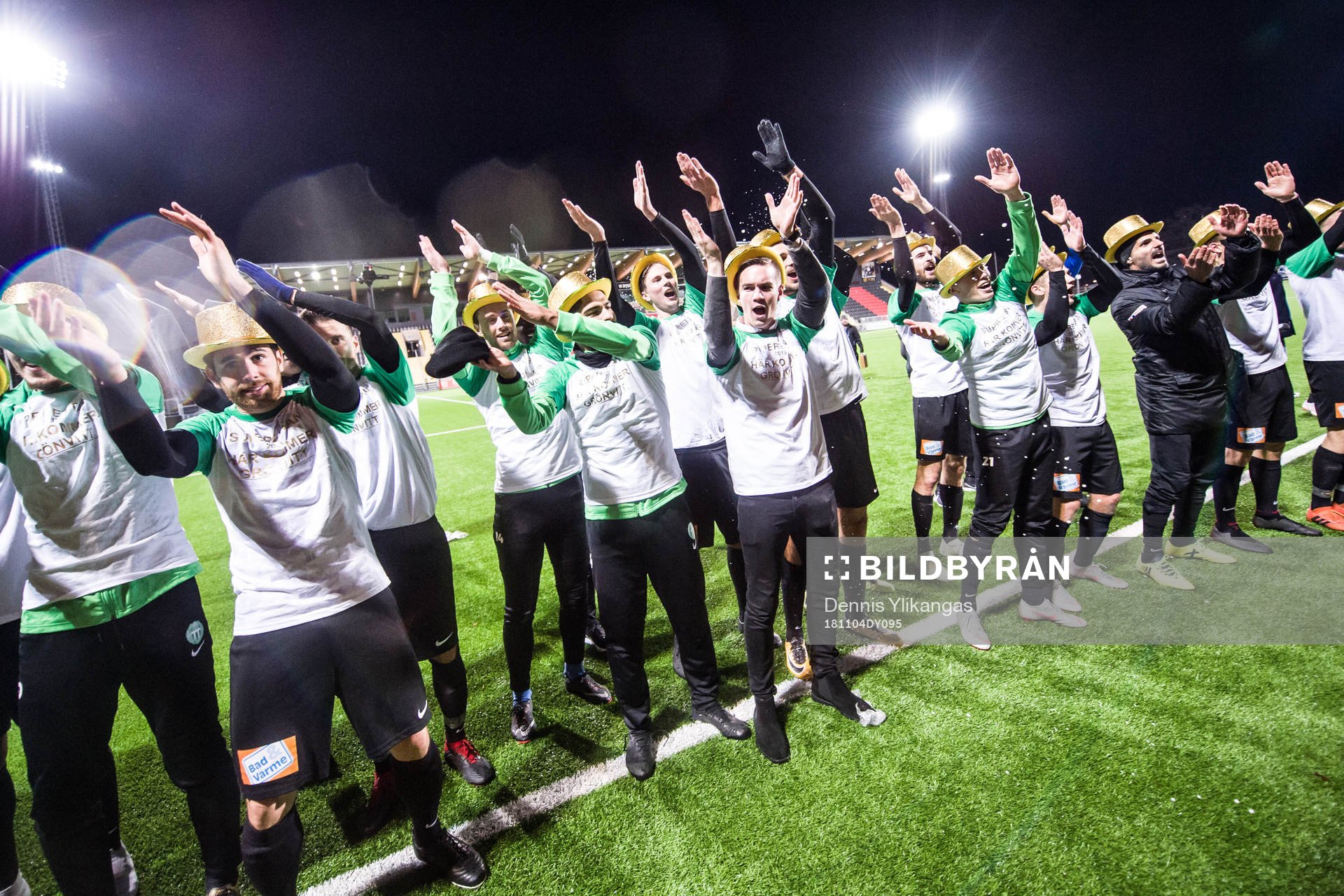 Västerås spelare jublar efter fotbollsmatchen i division 1 norra mellan Västerås SK och Akropolisden 4 november 2018 i Stockholm.