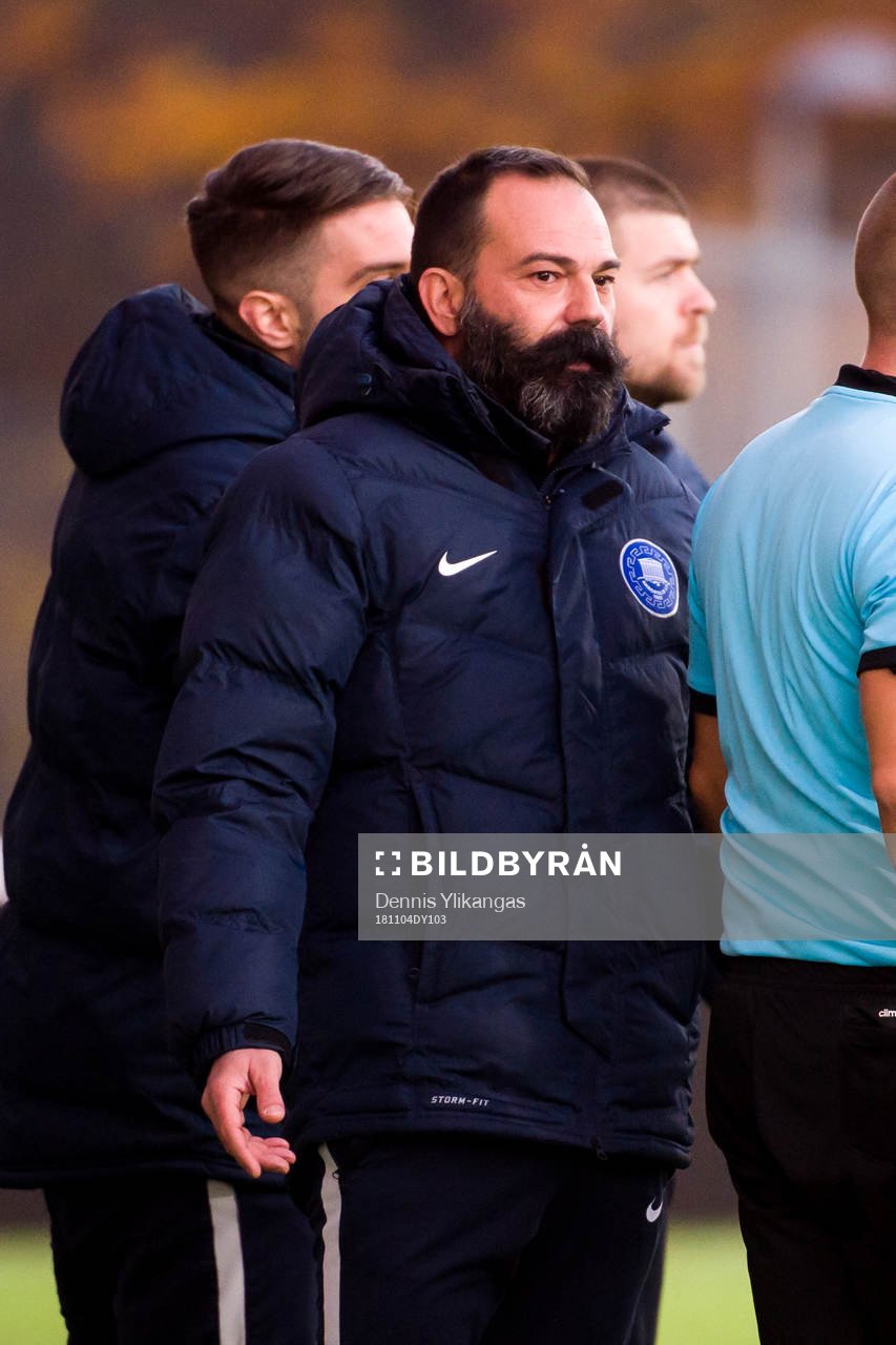Akropolis tränare Konstantinos Panagopoulos under fotbollsmatchen i division 1 norra mellan Västerås SK och Akropolisden 4 november 2018 i Stockholm.