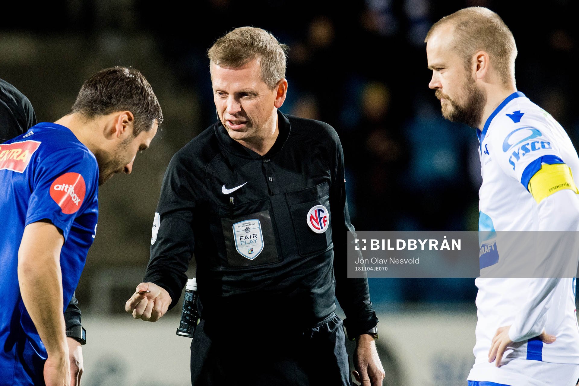 Mads Reginiussen of Ranheim, Trygve Kjensli, referee, and Christian Grindheim of Haugesund ahead of the Eliteserien match between Haugesund and Ranheim on November 4, 2018 in Haugesund.