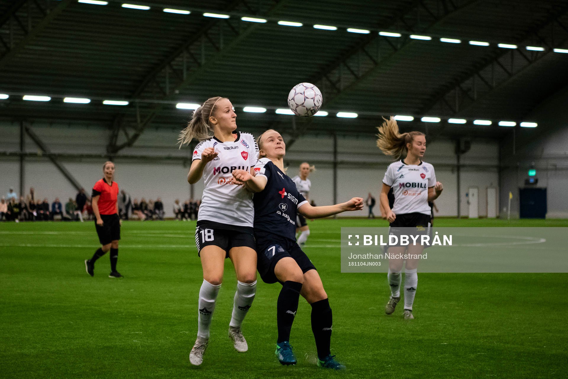 Rosengårds Matilda Roth i en duell med Limhamn Bunkeflos